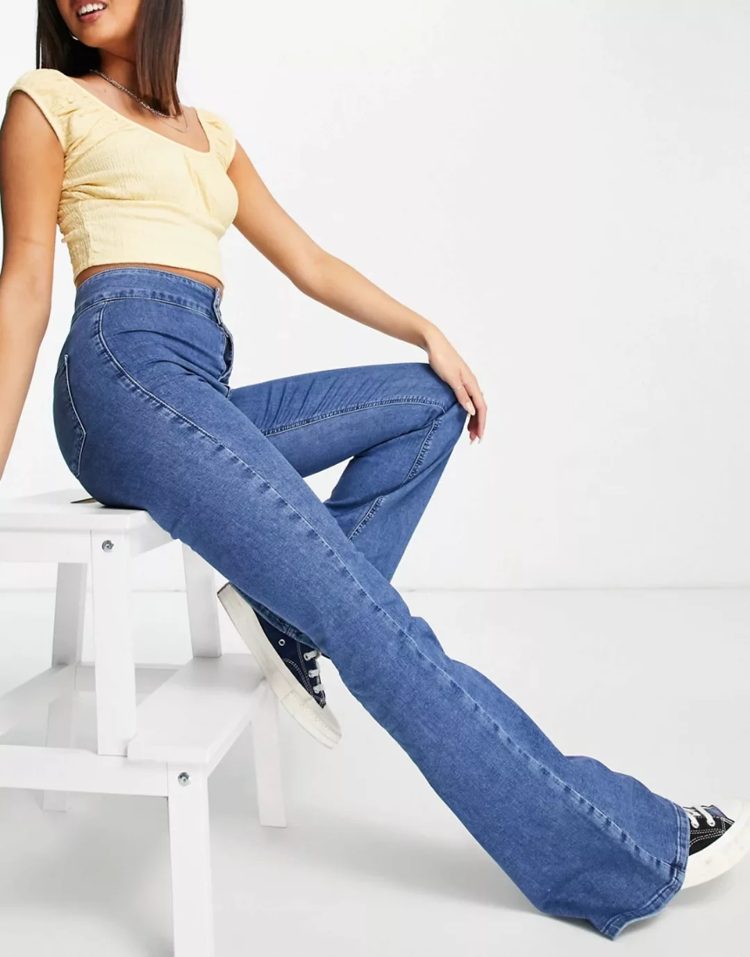 Topshop – Joni – Ausgestellte Jeans aus einem recycelten Baumwollmix in Mit günstig online kaufen