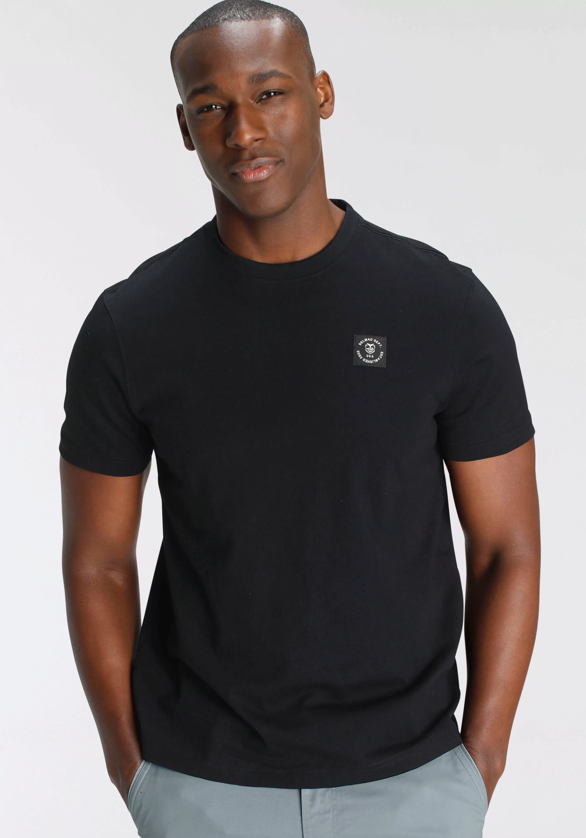 DELMAO T-Shirt mit modischem Brustlabel - NEUE MARKE! günstig online kaufen