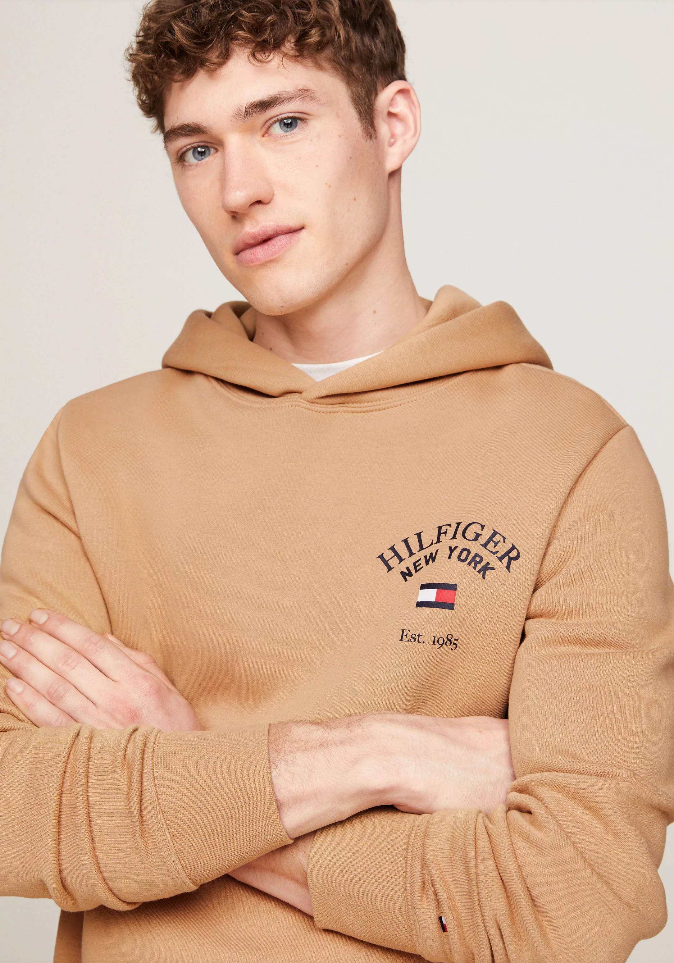 Tommy Hilfiger Hoodie ARCHED VARSITY HOODY von dem Jahr 1985 inspiriert günstig online kaufen