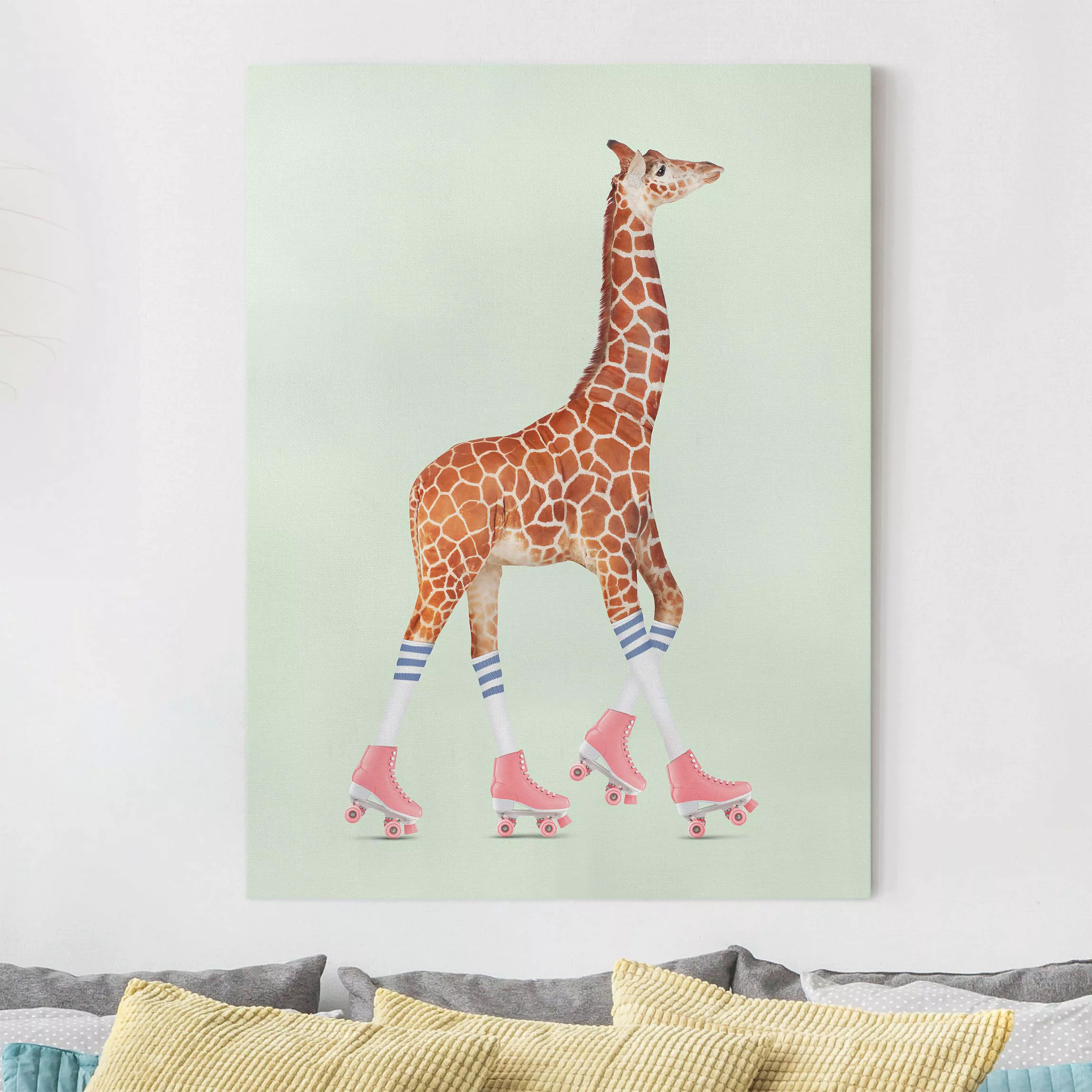 Leinwandbild Kinderzimmer - Hochformat Giraffe mit Rollschuhen günstig online kaufen