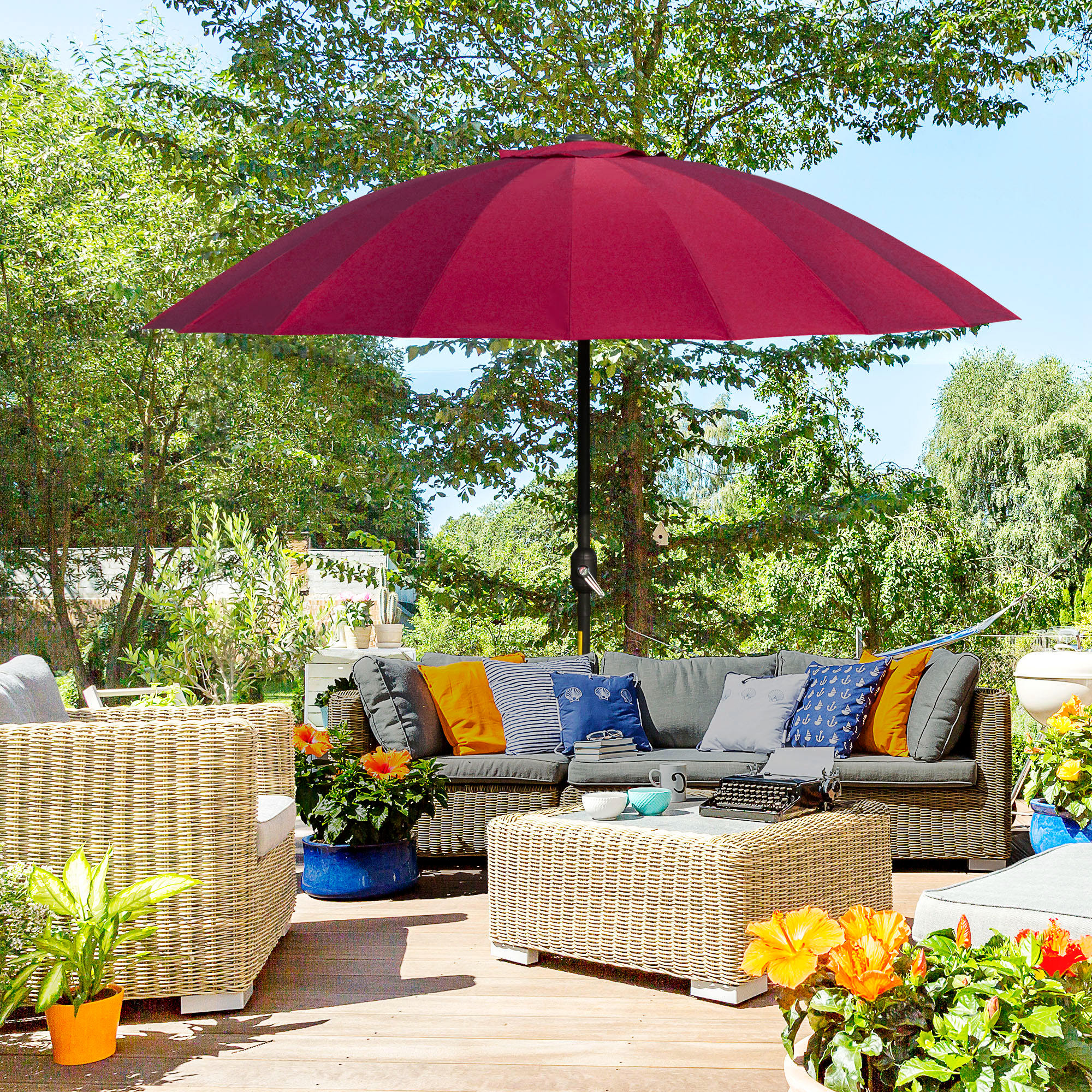 Outsunny Neigbarer runder Gartenschirm mit 18 Fiberglasrippen Kurbel Mast a günstig online kaufen