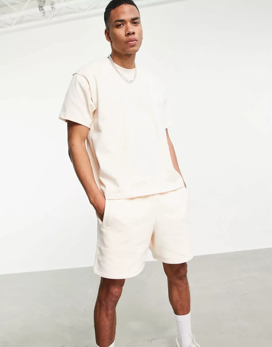 adidas Originals x Pharrell Williams – Premium-T-Shirt in Ecru-Weiß günstig online kaufen