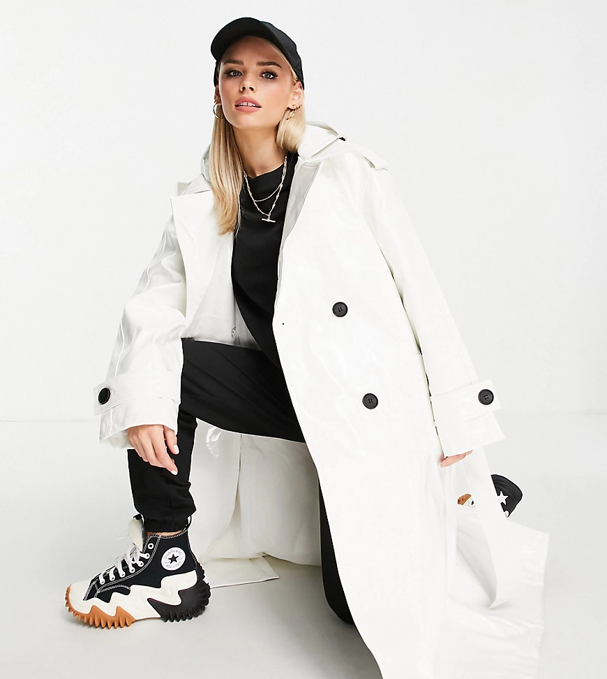 ASOS DESIGN Petite – Trenchcoat aus glänzendem Lackmaterial in Creme mit Ka günstig online kaufen