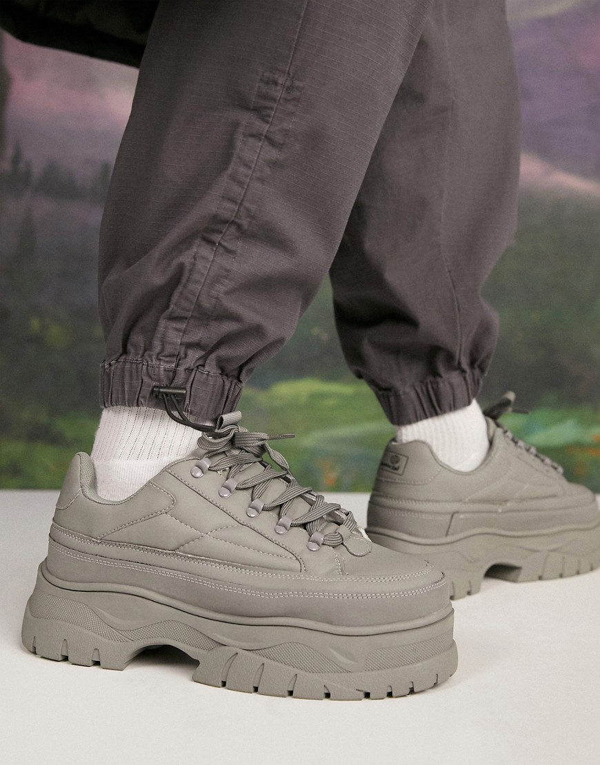 ASOS DESIGN – Sneaker in Grau mit dicker Sohle und Funktionsdetails günstig online kaufen
