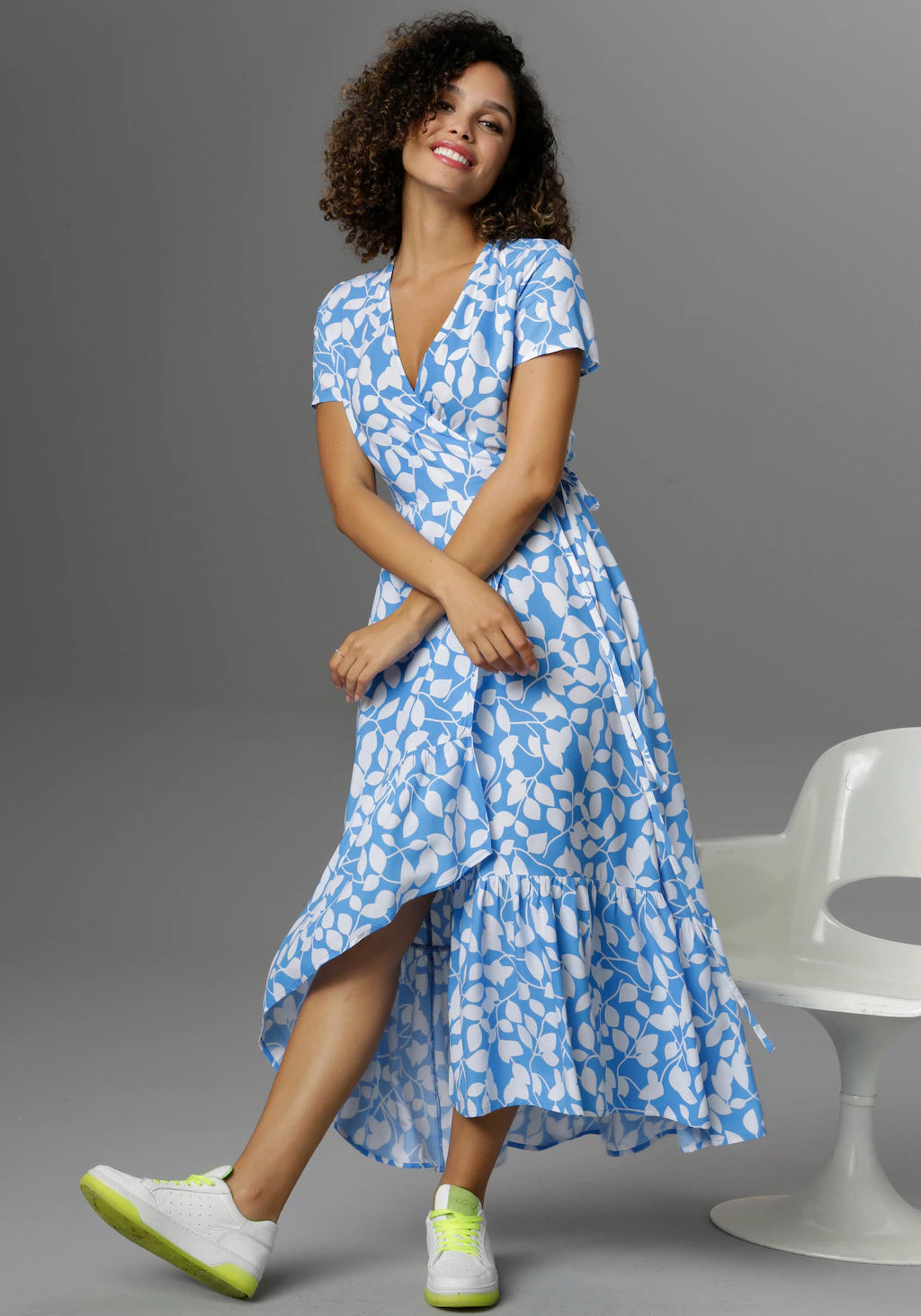 Aniston CASUAL Wickelkleid, mit graphischen Blätterdruck günstig online kaufen