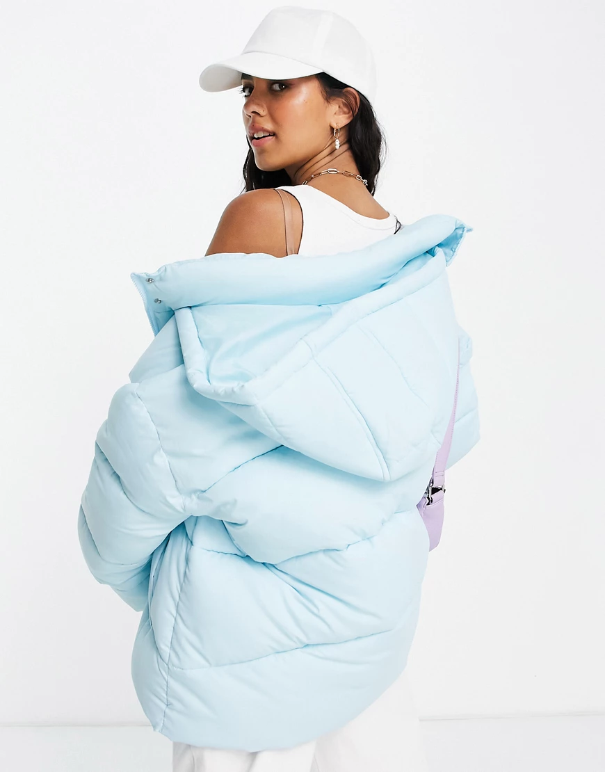 ASOS DESIGN – Hero – Oversize-Steppmantel in Blau mit Bahnendesign günstig online kaufen