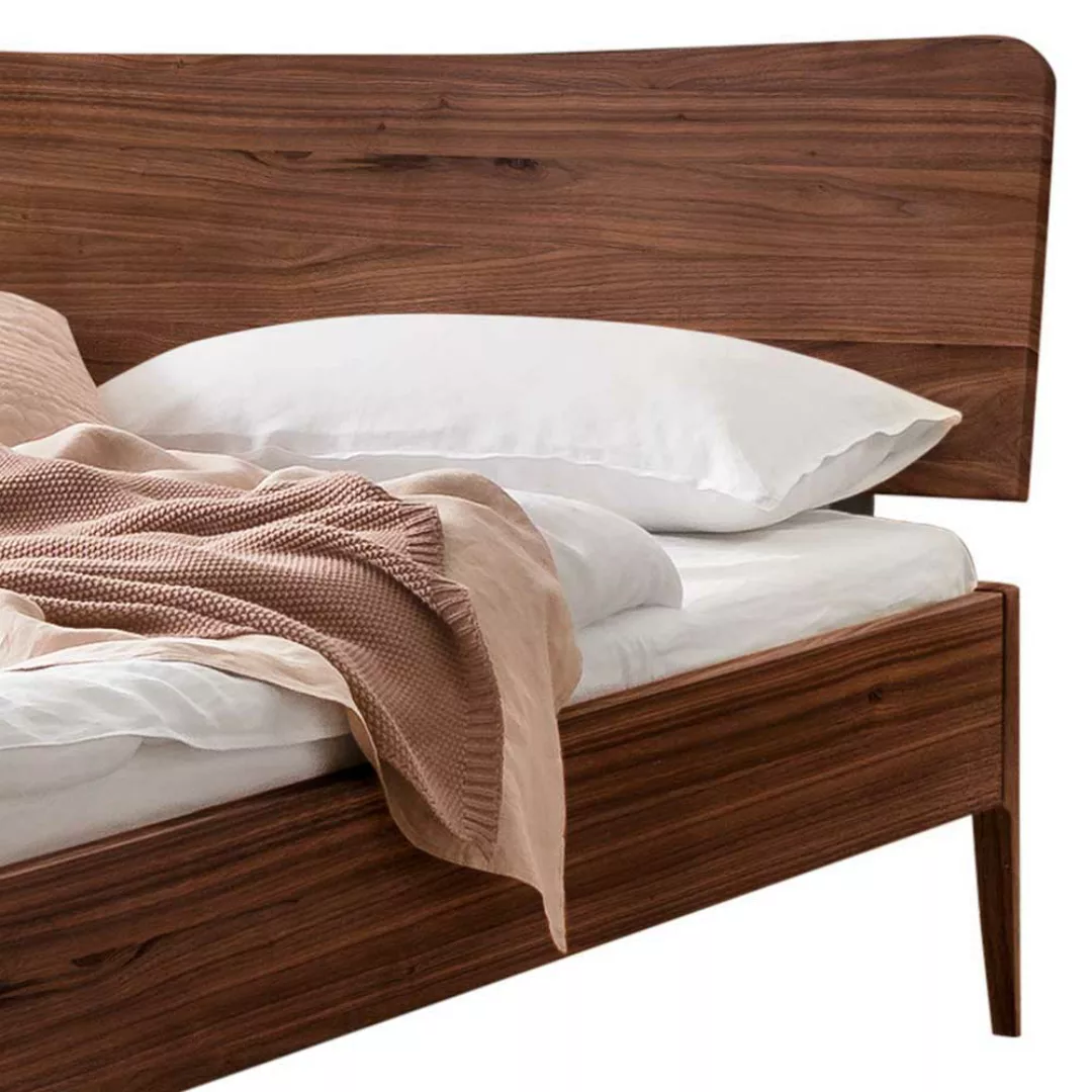 Nussbaum Massivholz Doppelbett in modernem Design 38 cm Einstiegshöhe günstig online kaufen
