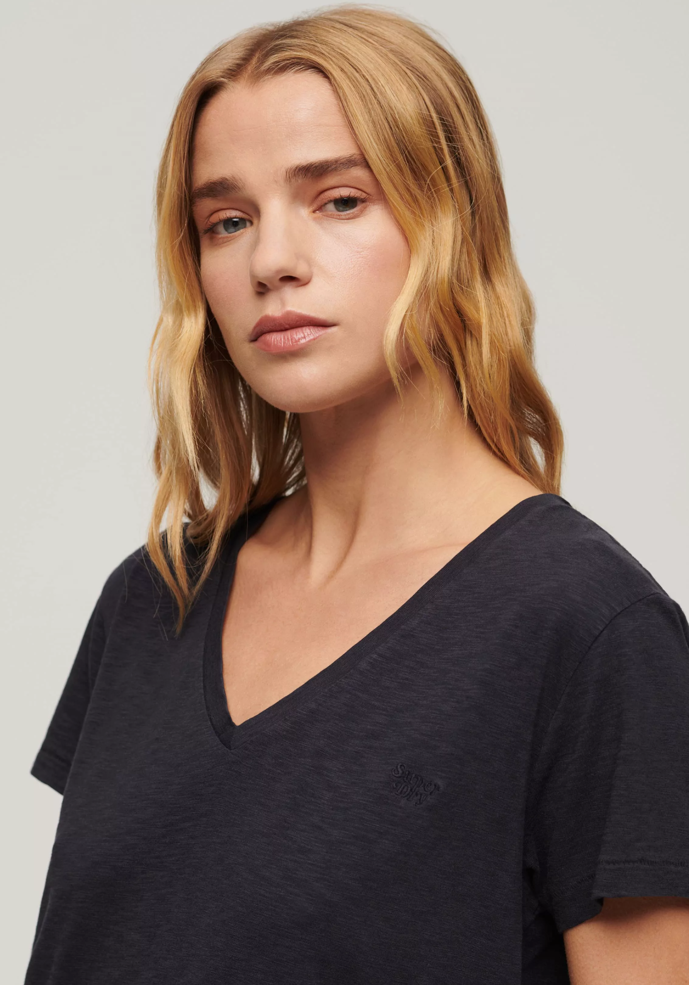 Superdry V-Shirt "STUDIOS SLUB EMB VEE TEE", strukturiertes T-Shirt mit V-A günstig online kaufen