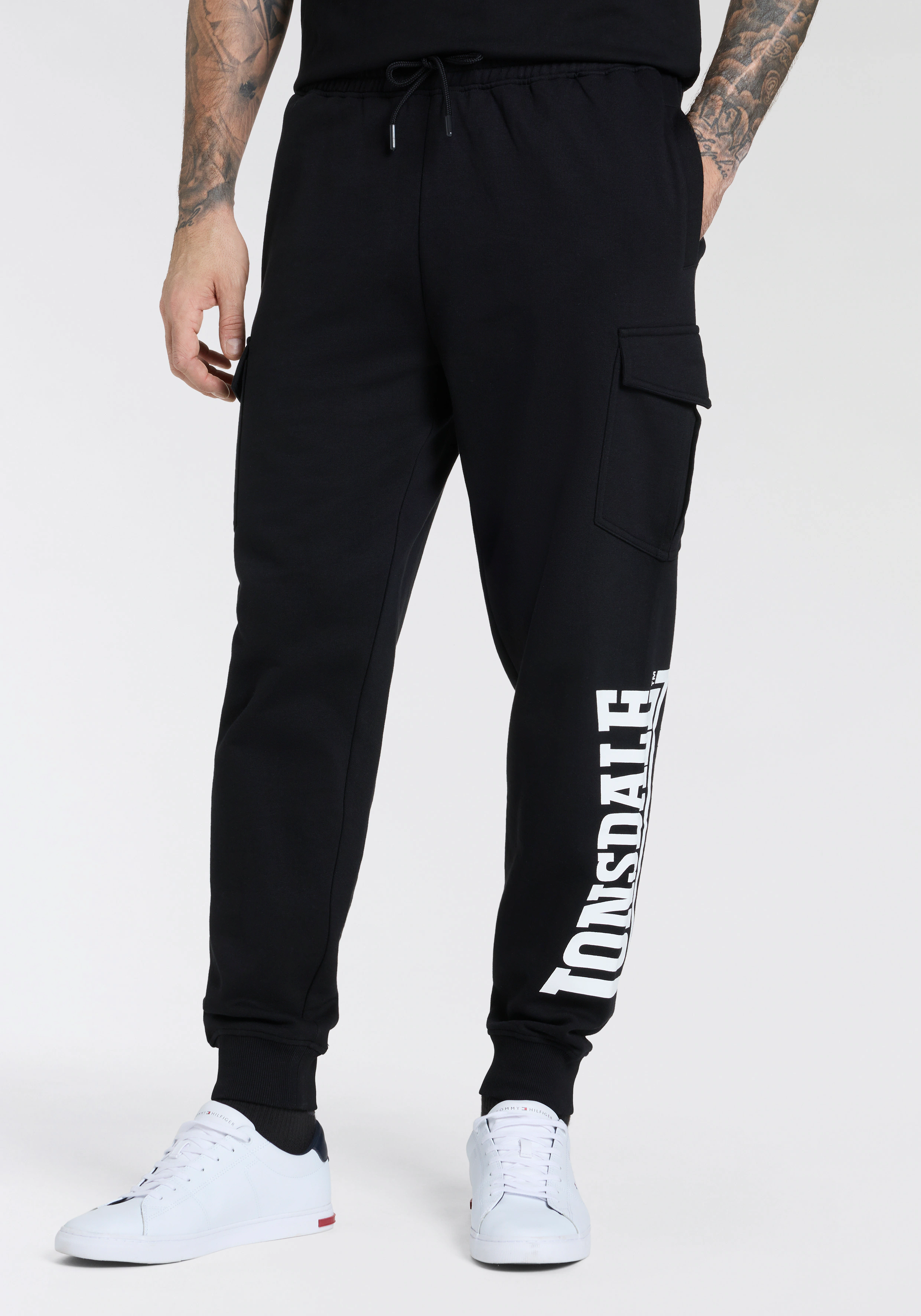 Lonsdale Jogginghose "BLEASBY", Atmungsaktiv mit Reißverschlusstasche günstig online kaufen