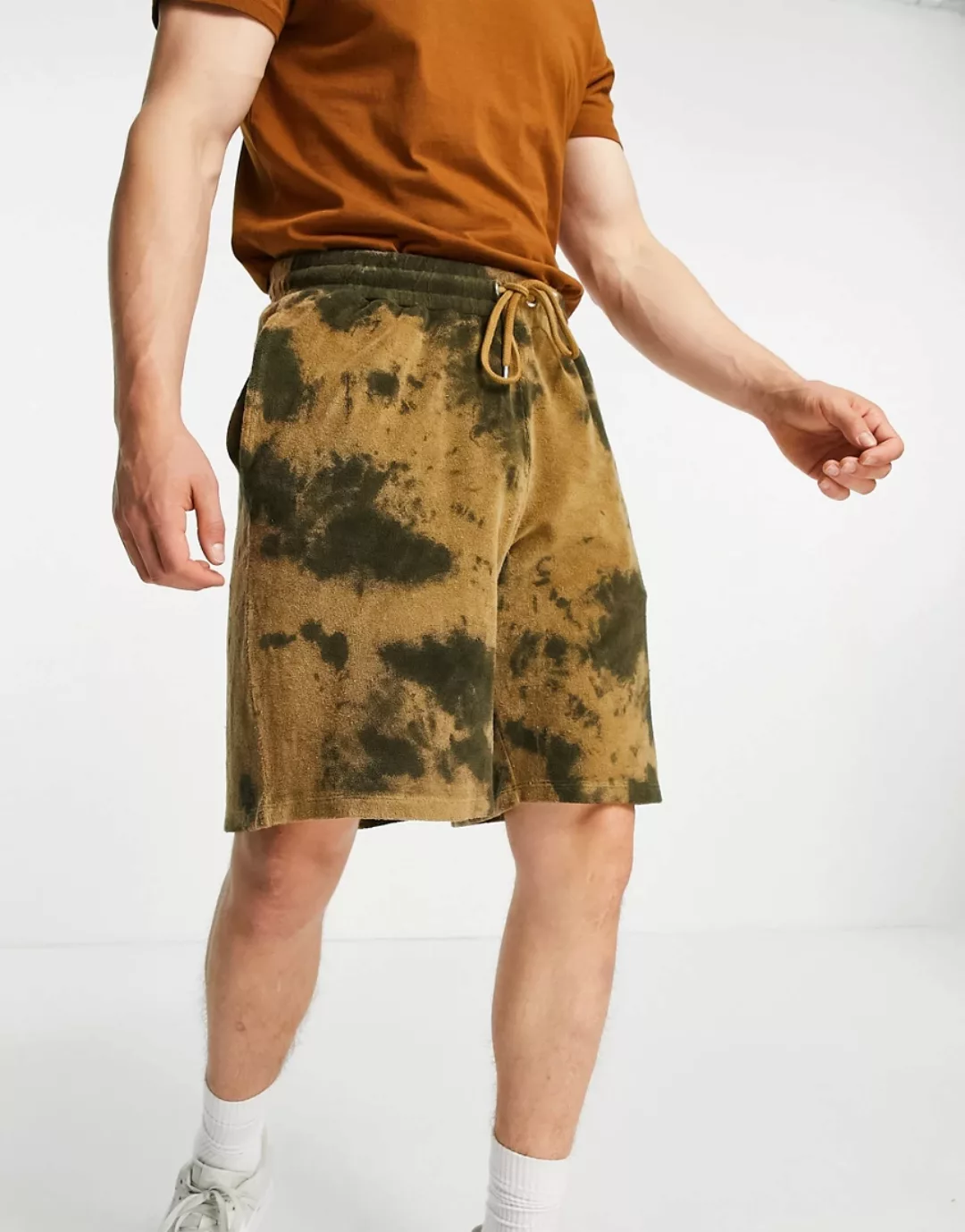 ASOS DESIGN – Oversize-Shorts aus Frottee mit Batikmuster-Braun günstig online kaufen