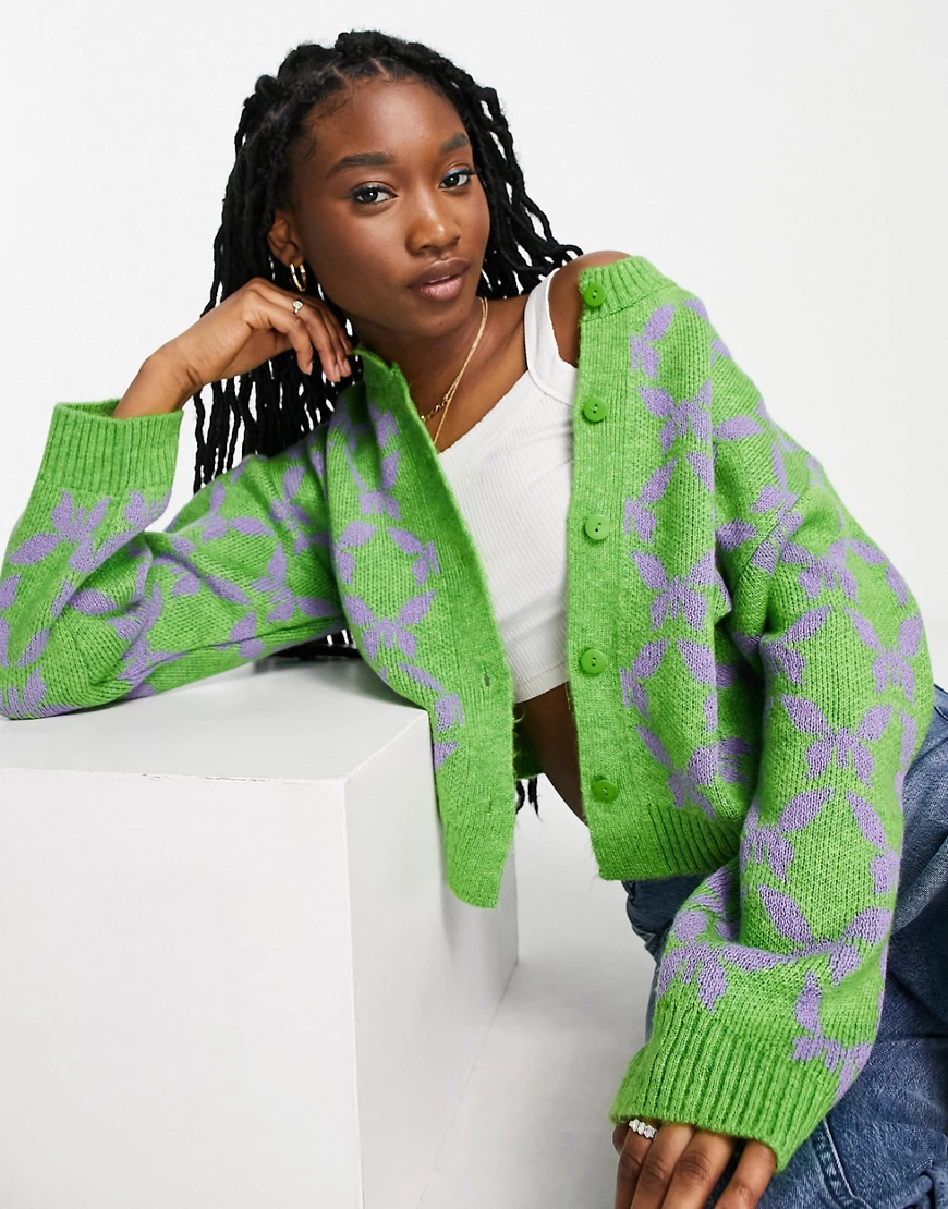 ASOS DESIGN – Cardigan mit Rundhalsausschnitt und Schmetterlingsmuster-Grün günstig online kaufen