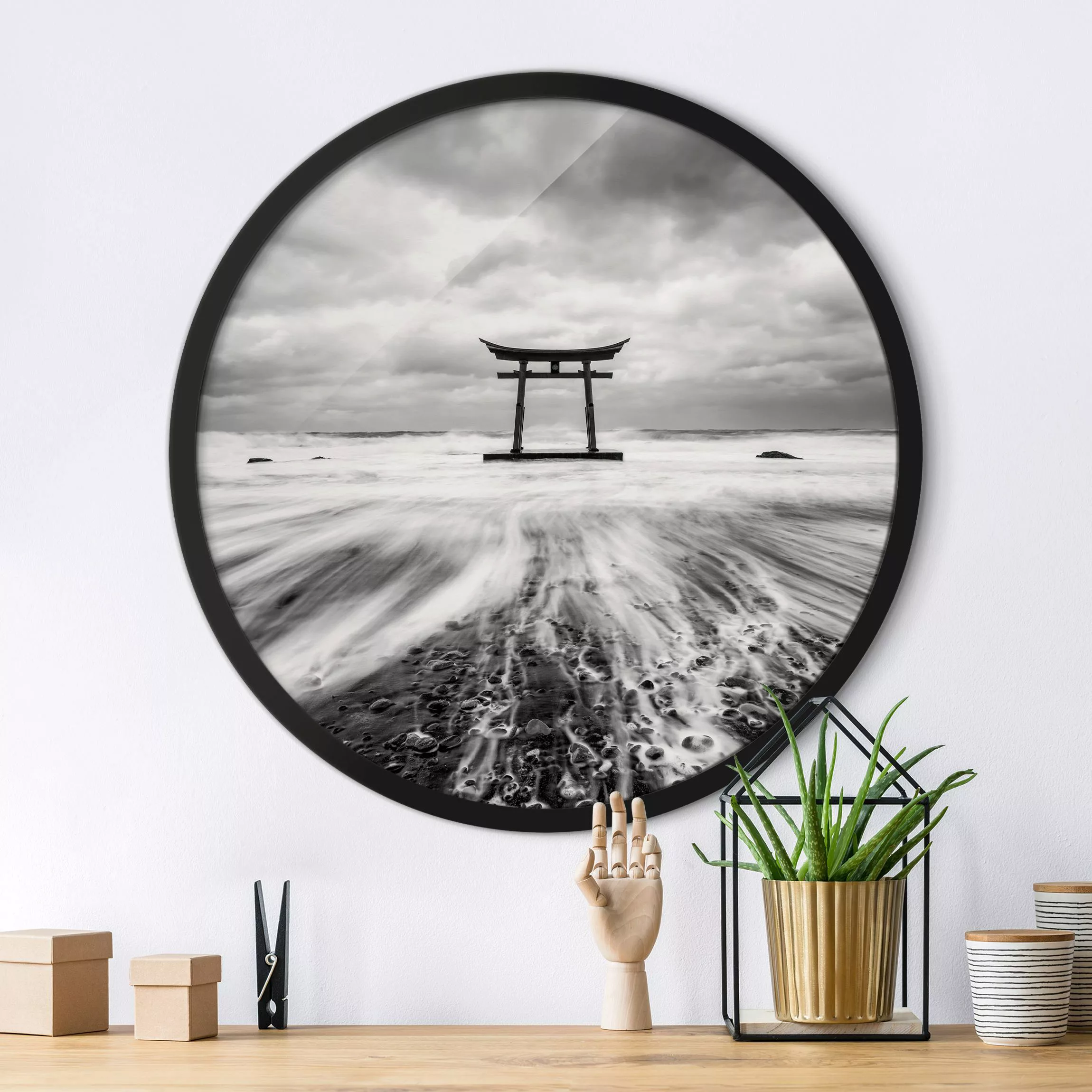 Rundes Gerahmtes Bild Japanisches Torii im Meer günstig online kaufen