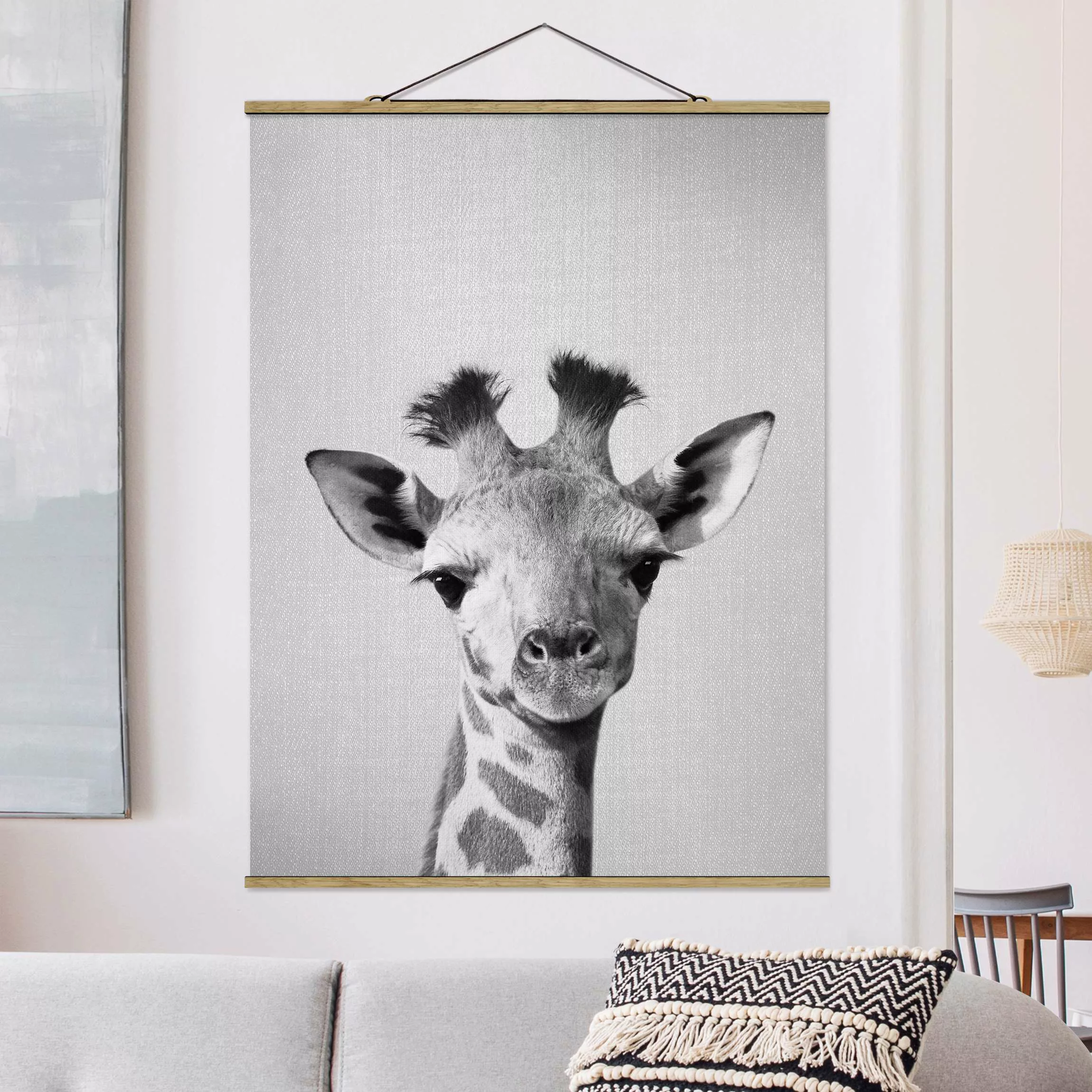 Stoffbild mit Posterleisten Baby Giraffe Gandalf Schwarz Weiß günstig online kaufen