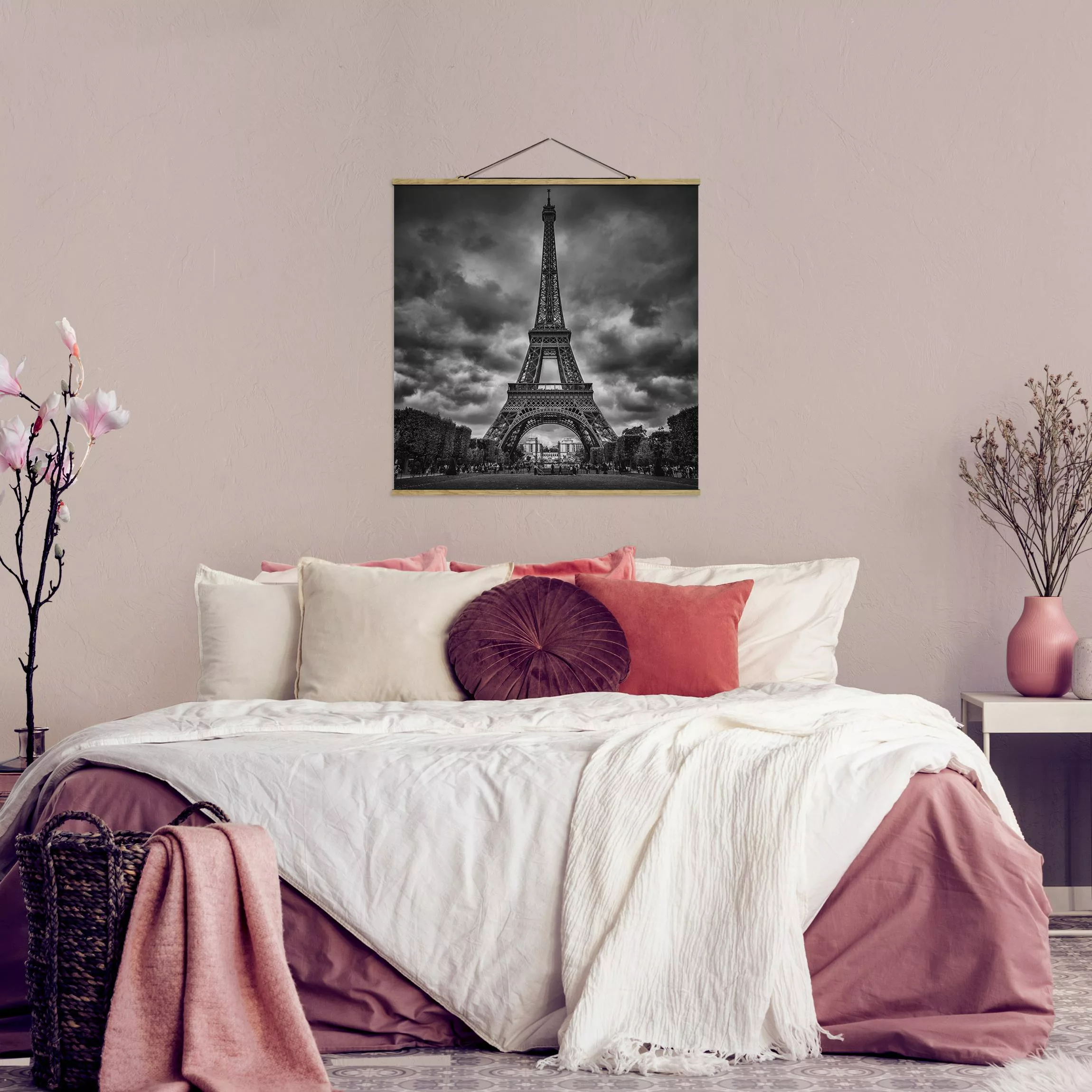 Stoffbild Architektur mit Posterleisten - Quadrat Eiffelturm vor Wolken sch günstig online kaufen
