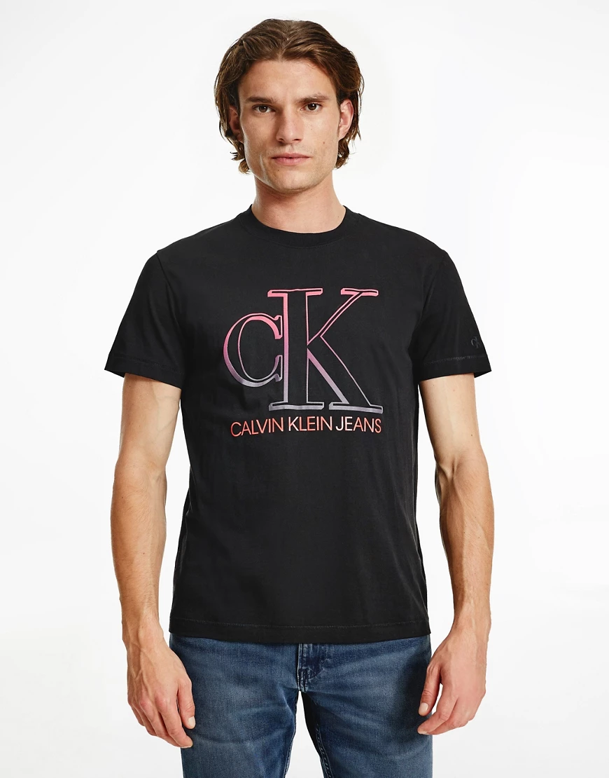 Calvin Klein Jeans – T-Shirt in Schwarz mit Degradé-Monogramm-Logo auf der günstig online kaufen