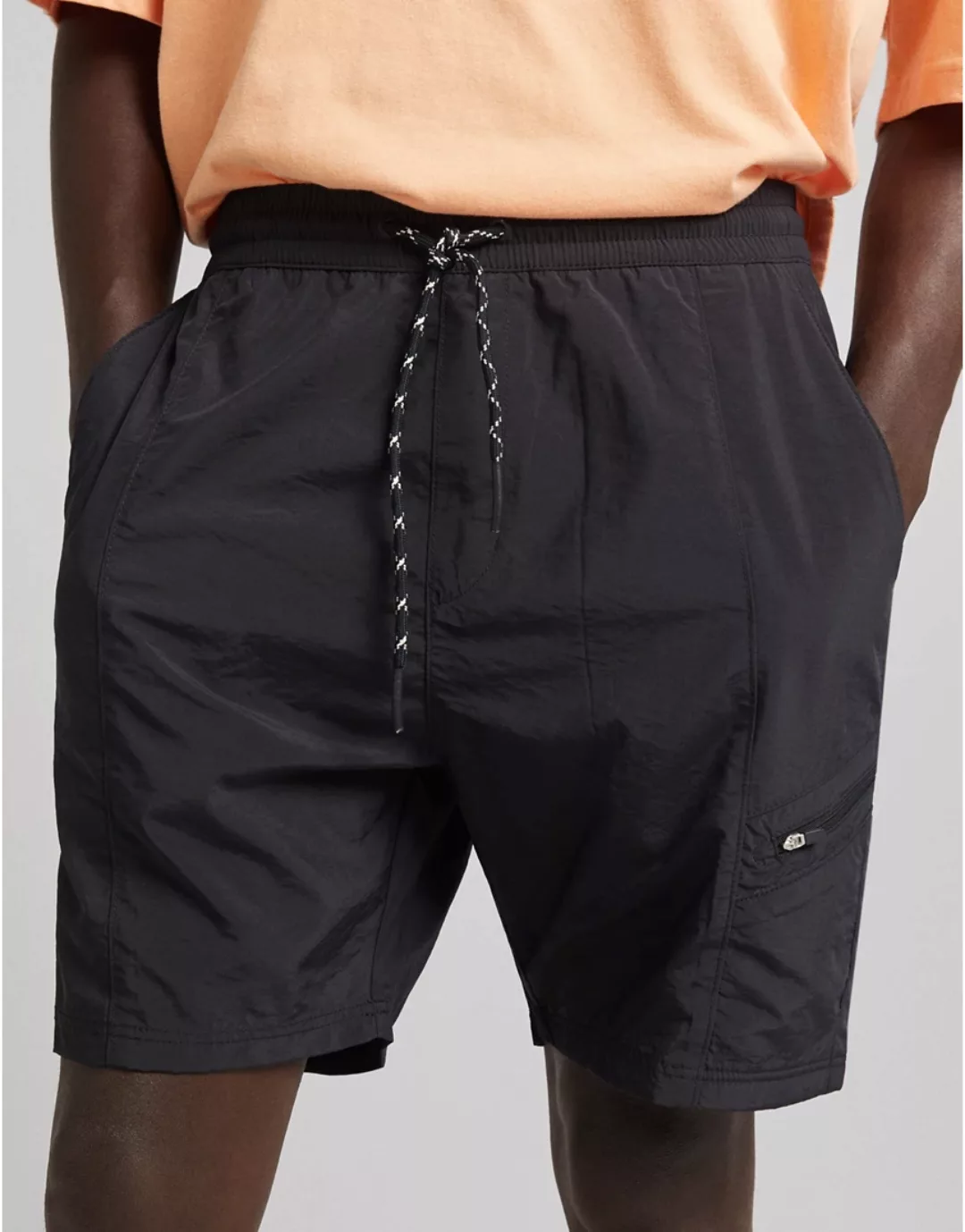 Bershka – Nylonshorts in Schwarz mit kontrastierendem Kordelzug günstig online kaufen