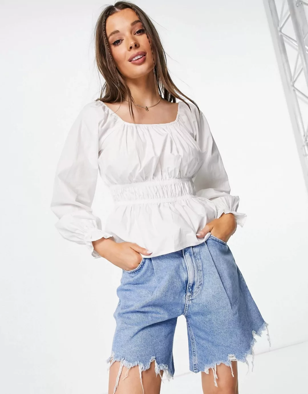 Pieces – Popeline-Bluse aus Bio-Baumwolle in Weiß mit gerafftem Detail günstig online kaufen