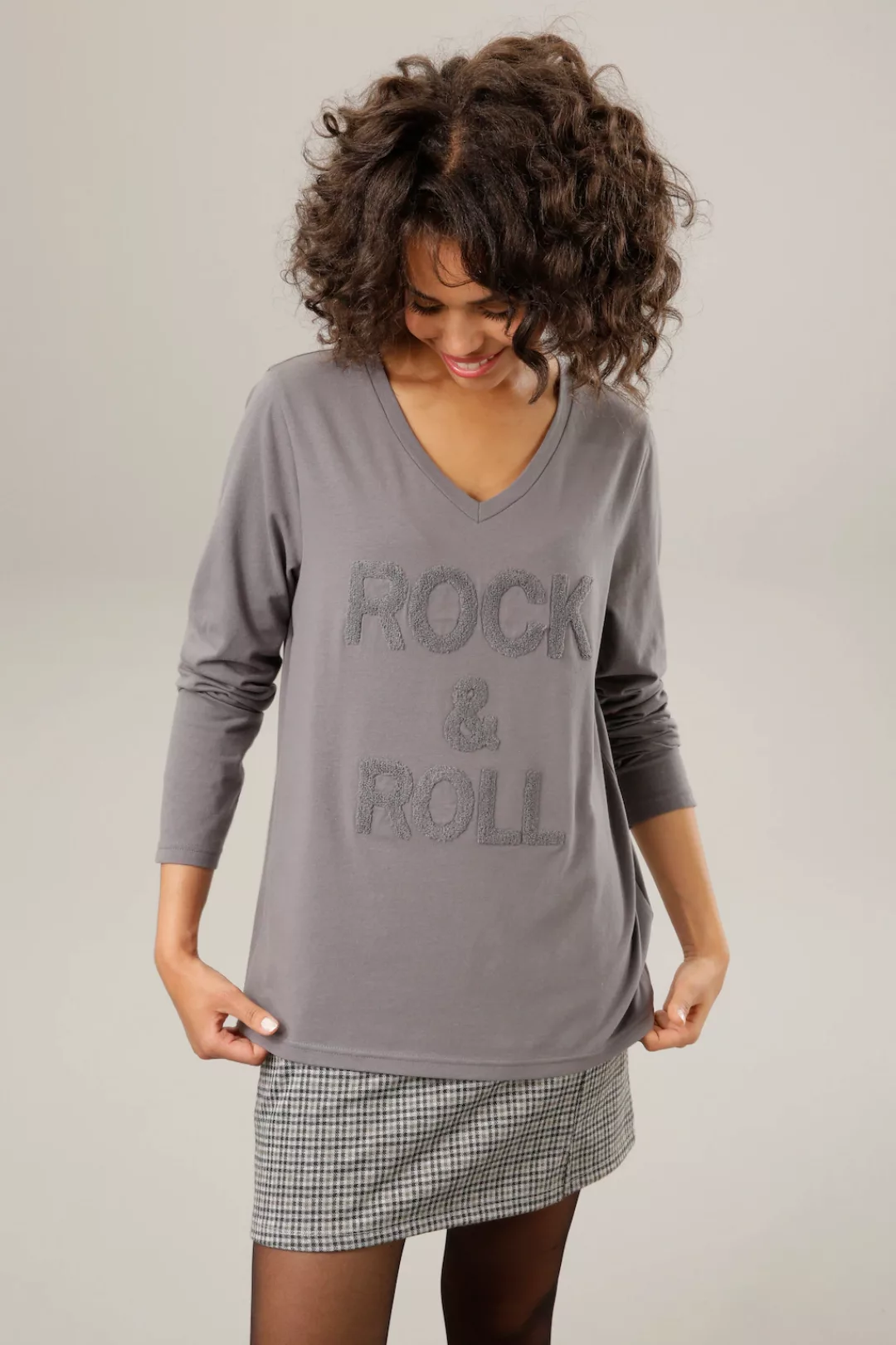 Aniston CASUAL Langarmshirt, mit "rockigem" Schriftzug aus strukturiertem F günstig online kaufen