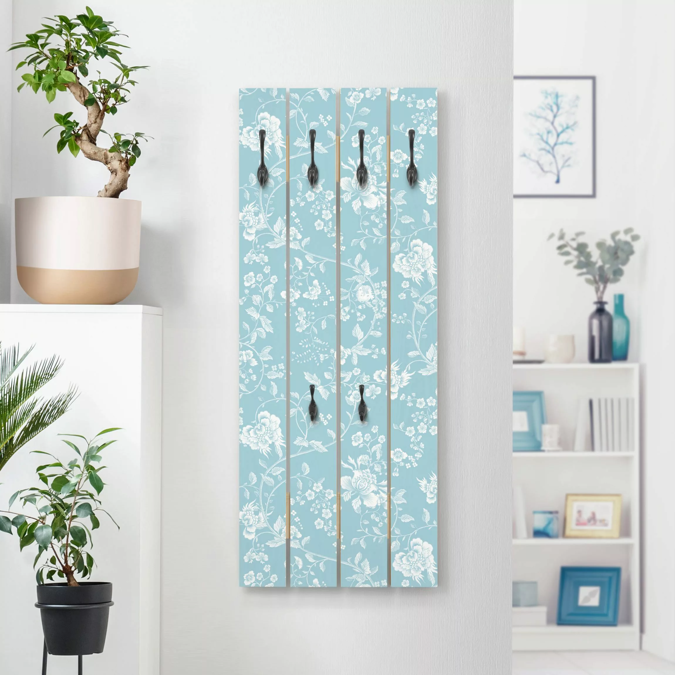 Wandgarderobe Blumenranken auf Blau günstig online kaufen