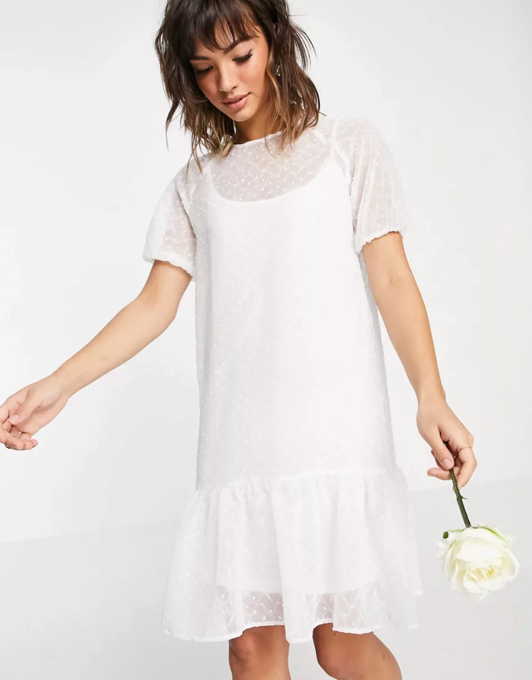 Vila – Weißes, gesmoktes Mini-Brautkleid mit Puffärmeln und Rüschensaum günstig online kaufen