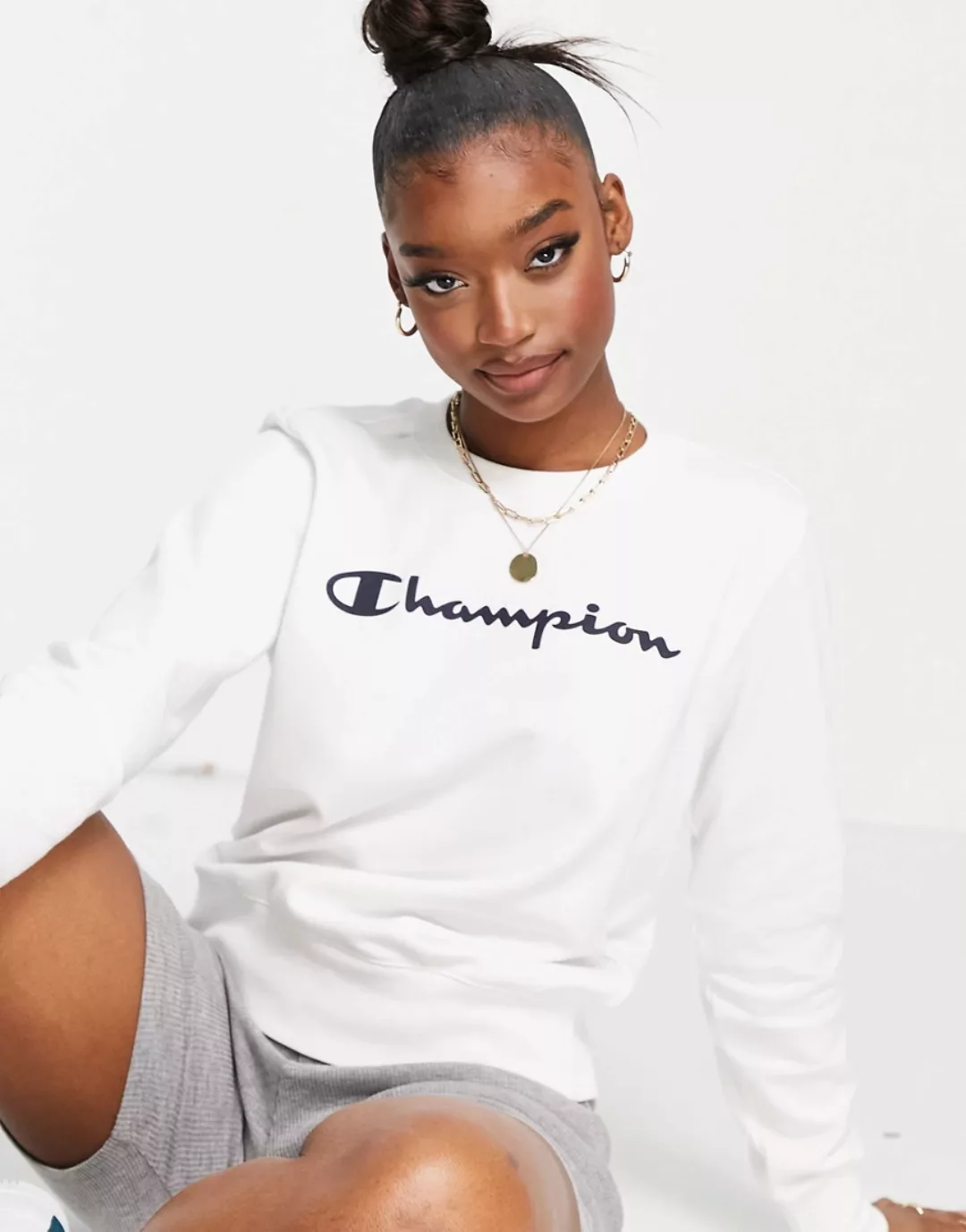 Champion – Sweatshirt mit großem Logo in Weiß günstig online kaufen