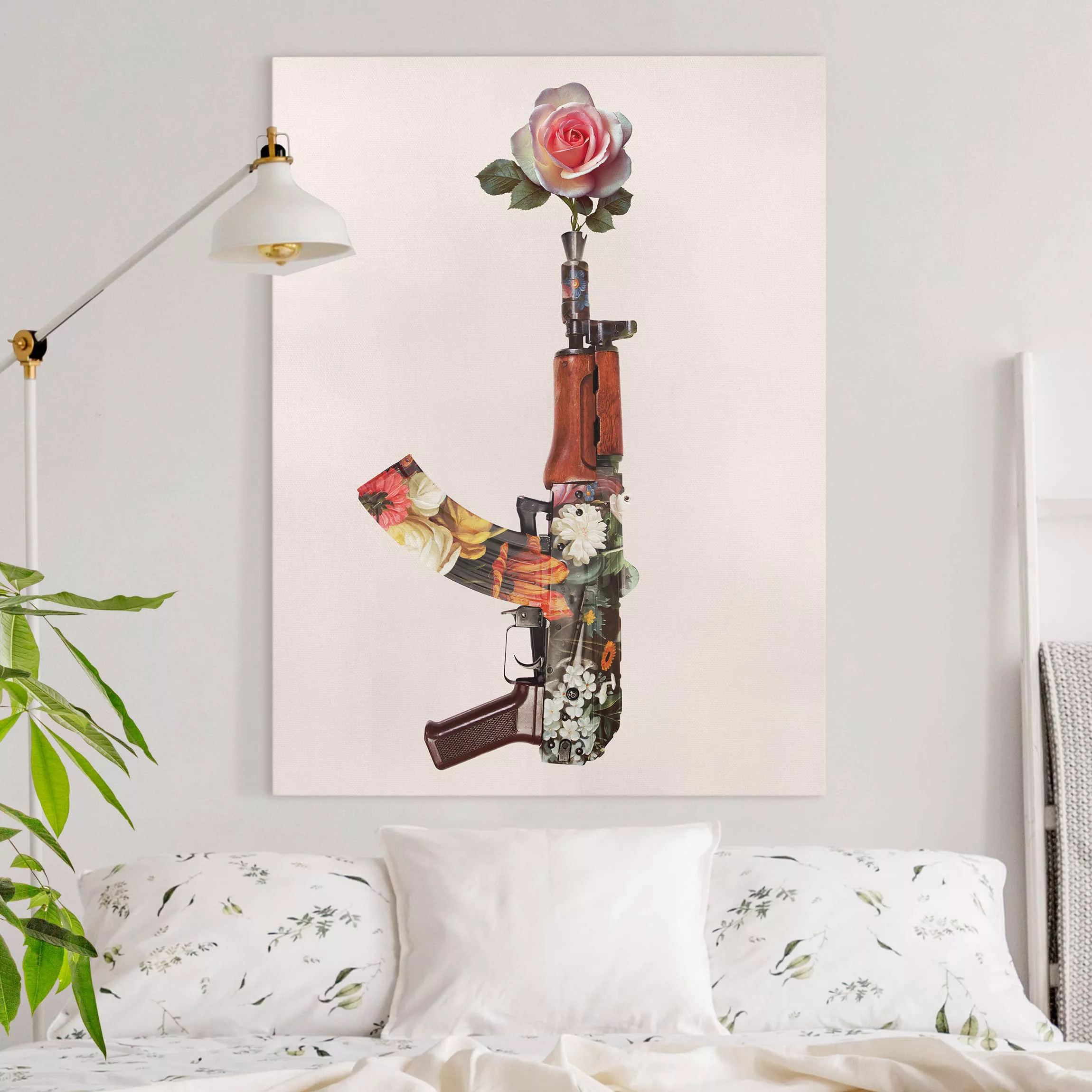 Leinwandbild Blumen - Hochformat Waffe mit Rose günstig online kaufen