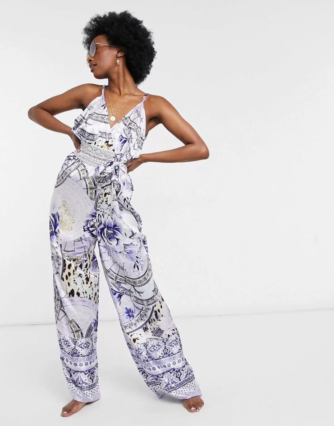 River Island – Geblümter, tief ausgeschnittener Strand-Jumpsuit in Blau günstig online kaufen