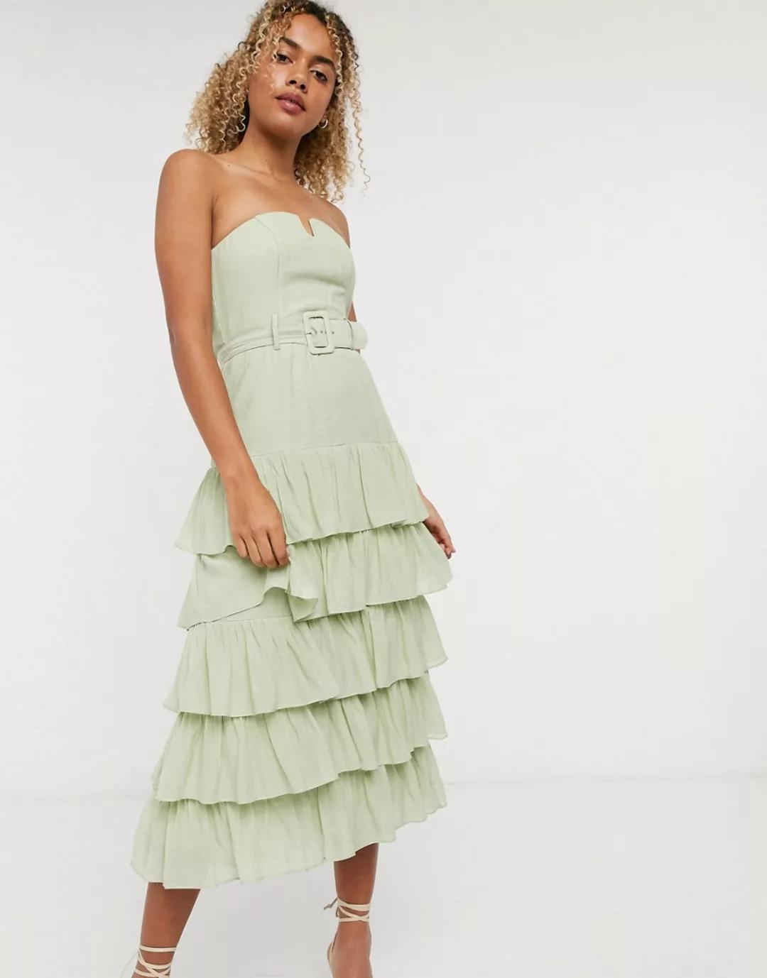 & Other Stories – Trägerloses Kleid in Grün mit abgestuftem Design und Gürt günstig online kaufen