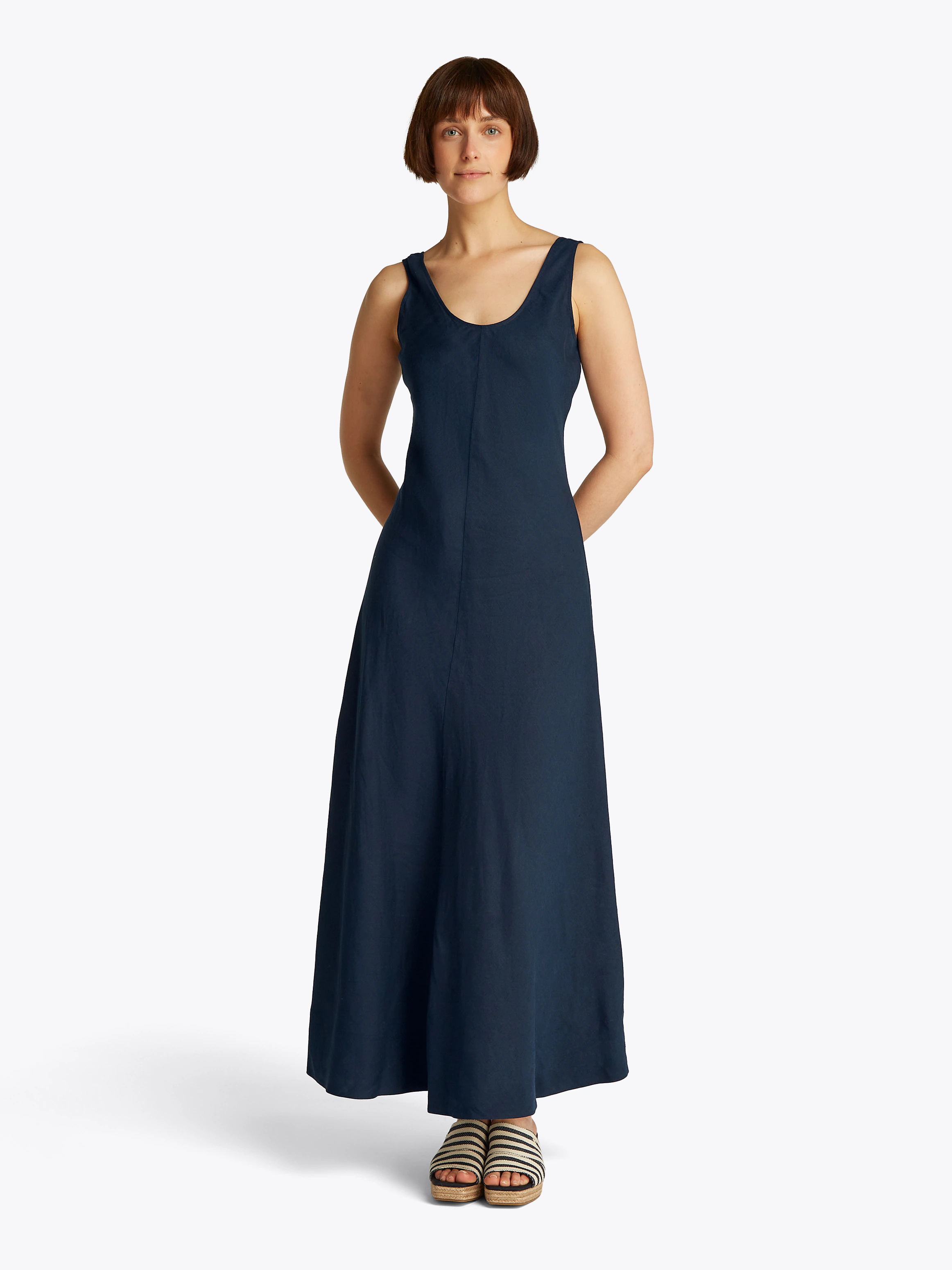 Tommy Hilfiger Maxikleid "TEXTURED LINEN TANK MAXI DRESS", mit Metalllabel, günstig online kaufen