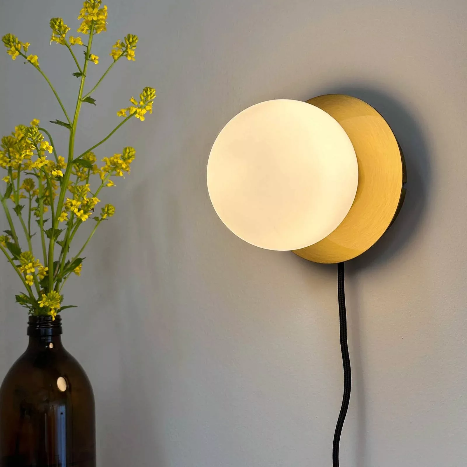 Dyberg Larsen Wandlampe Sia, opal/messingfarben, Ø 12 cm günstig online kaufen