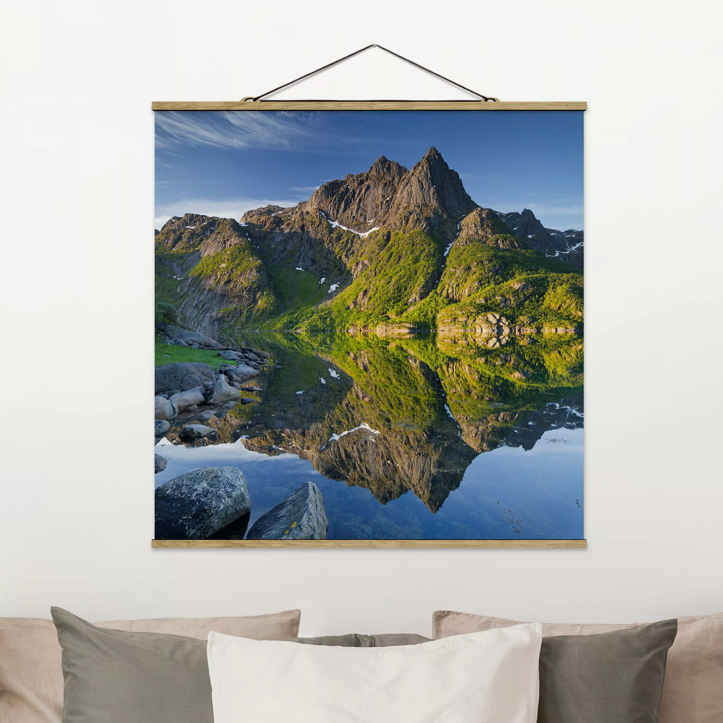 Stoffbild Berge mit Posterleisten - Quadrat Berglandschaft mit Wasserspiege günstig online kaufen