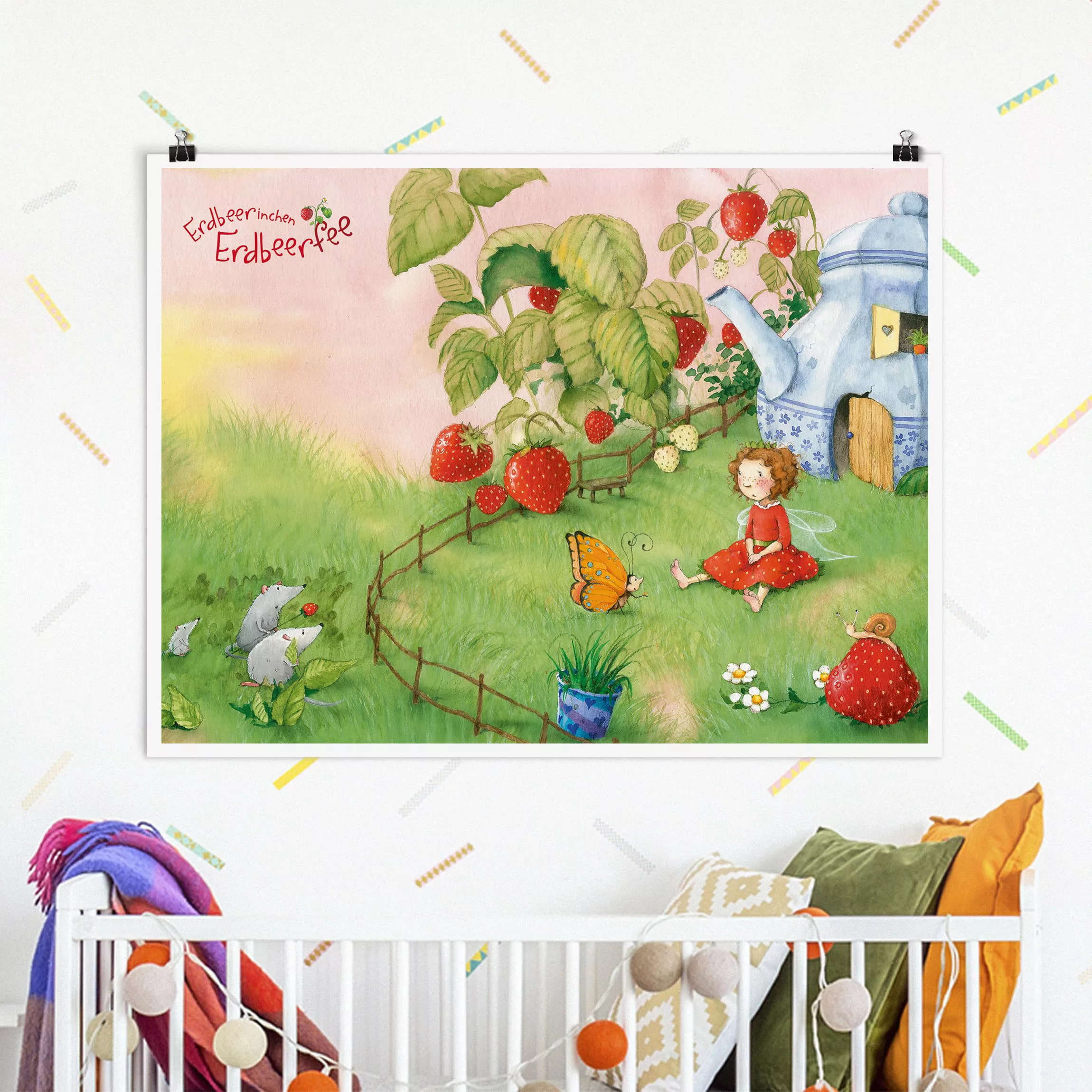 Poster Kinderzimmer - Querformat Erdbeerinchen Erdbeerfee - Im Garten günstig online kaufen