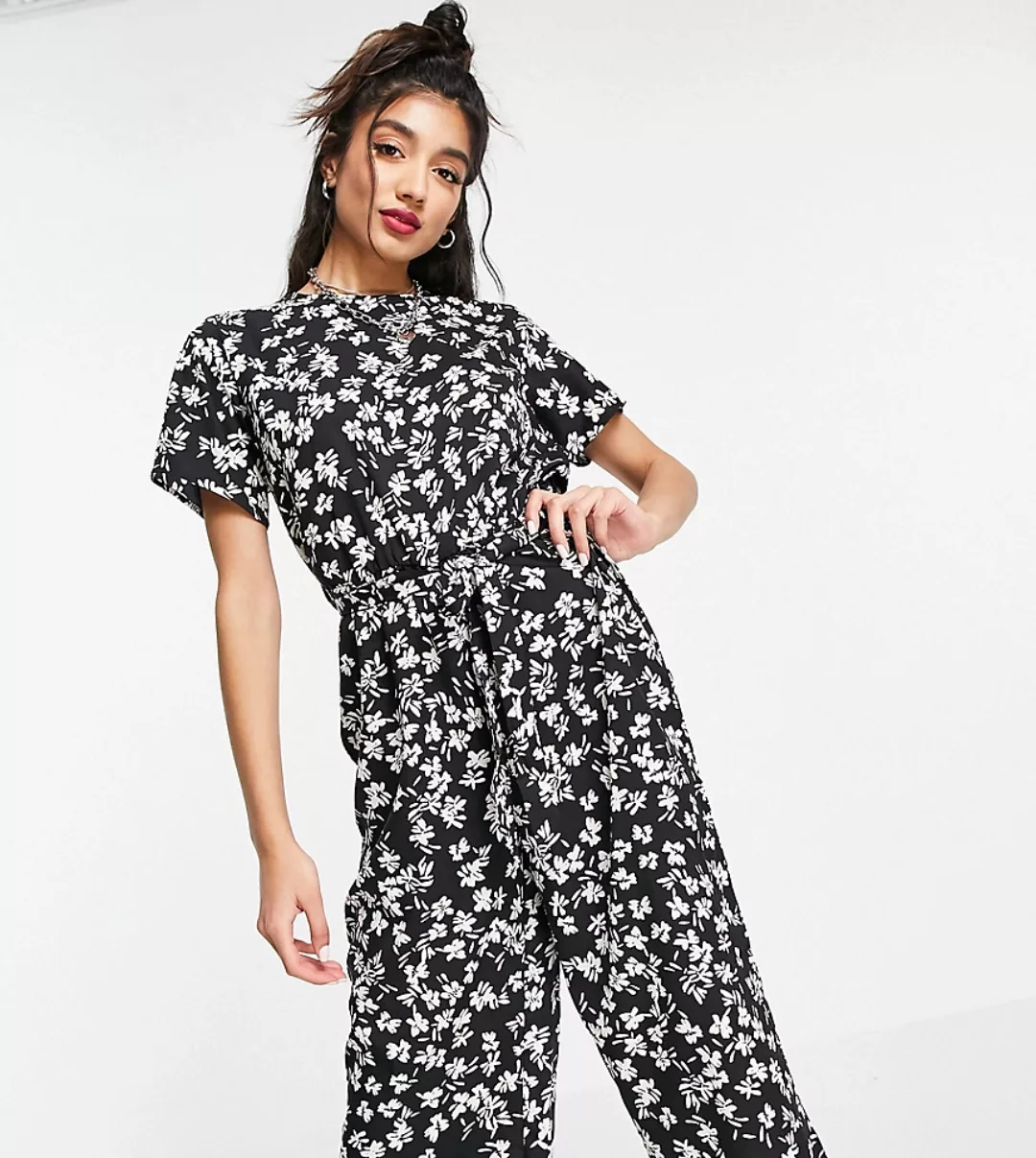 Wednesday's Girl – Locker geschnittener Jumpsuit mit Gürtel und zartem Blum günstig online kaufen