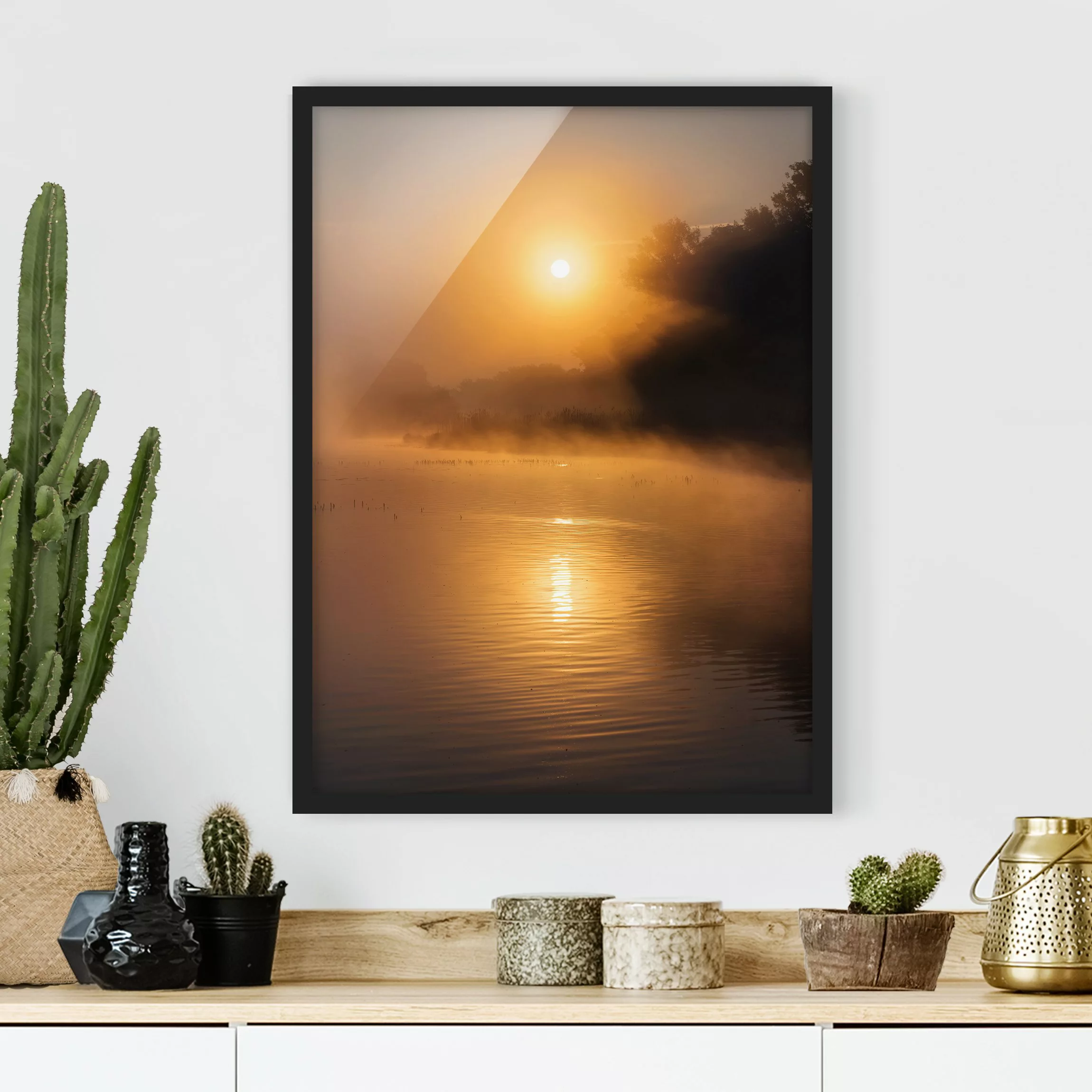Bild mit Rahmen Strand - Hochformat Sonnenaufgang am See mit Rehen im Nebel günstig online kaufen