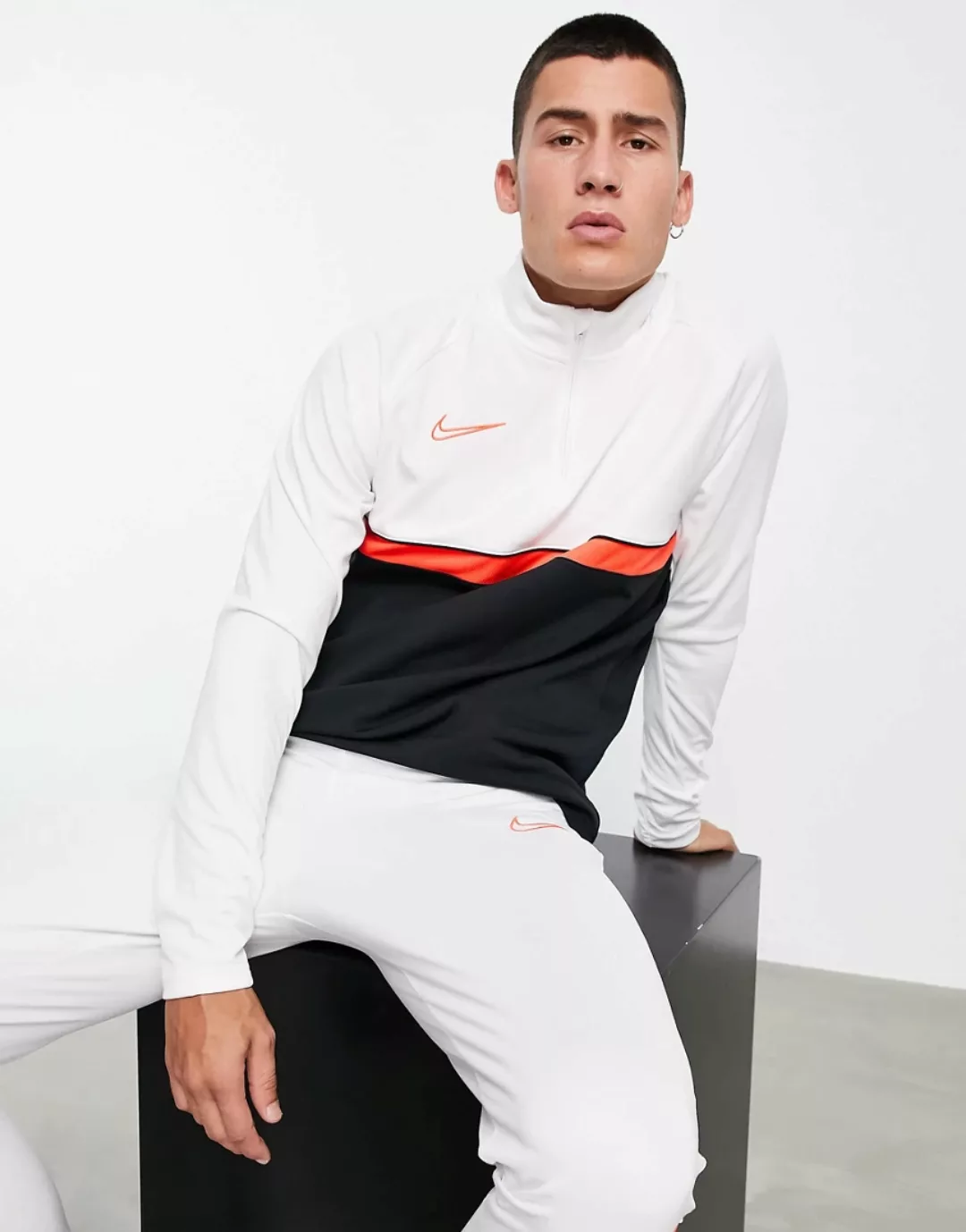 Nike Football – Dri-FIT Academy 21 – Trainingsoberteil in Weiß und Rot günstig online kaufen