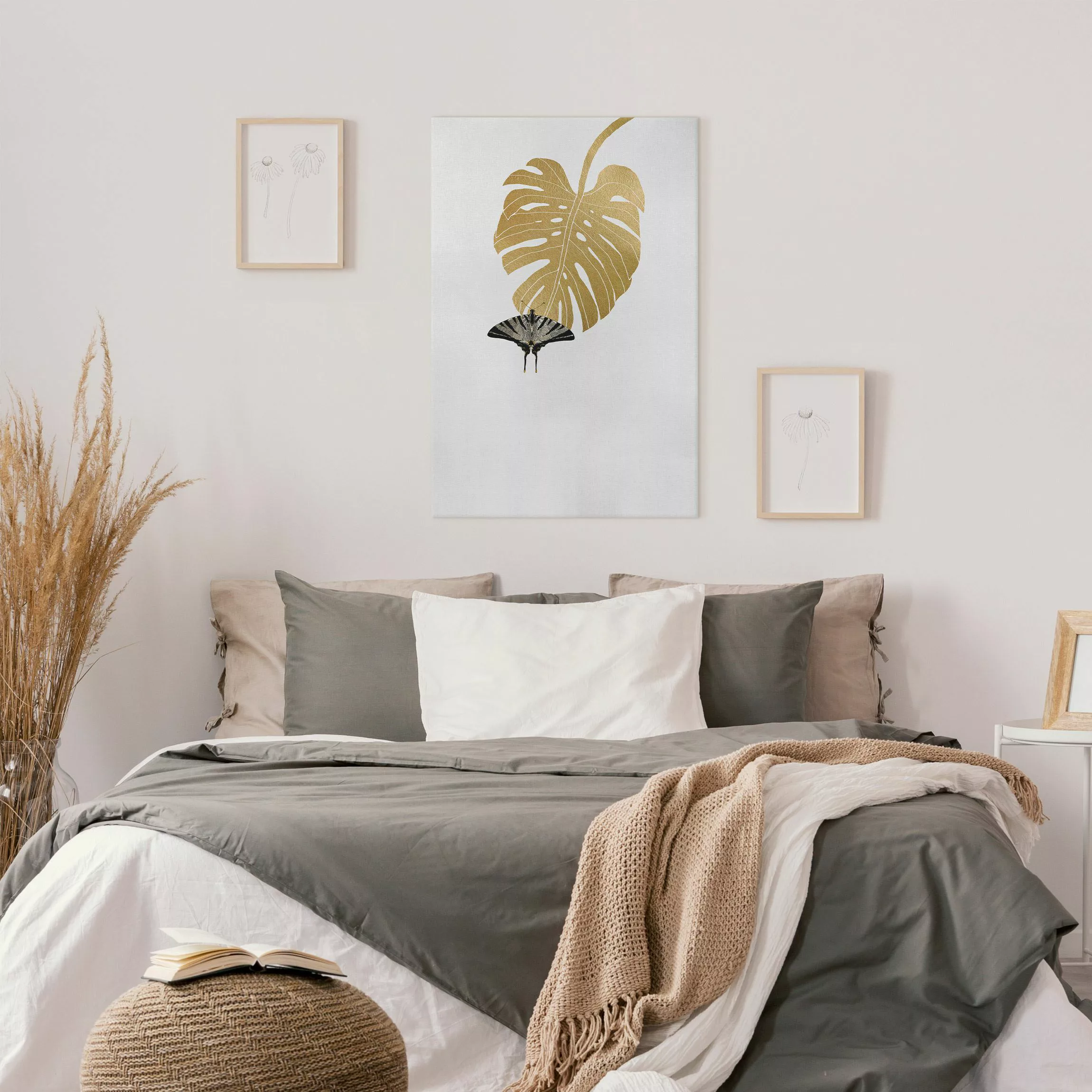 Leinwandbild Goldene Monstera mit Schmetterling günstig online kaufen