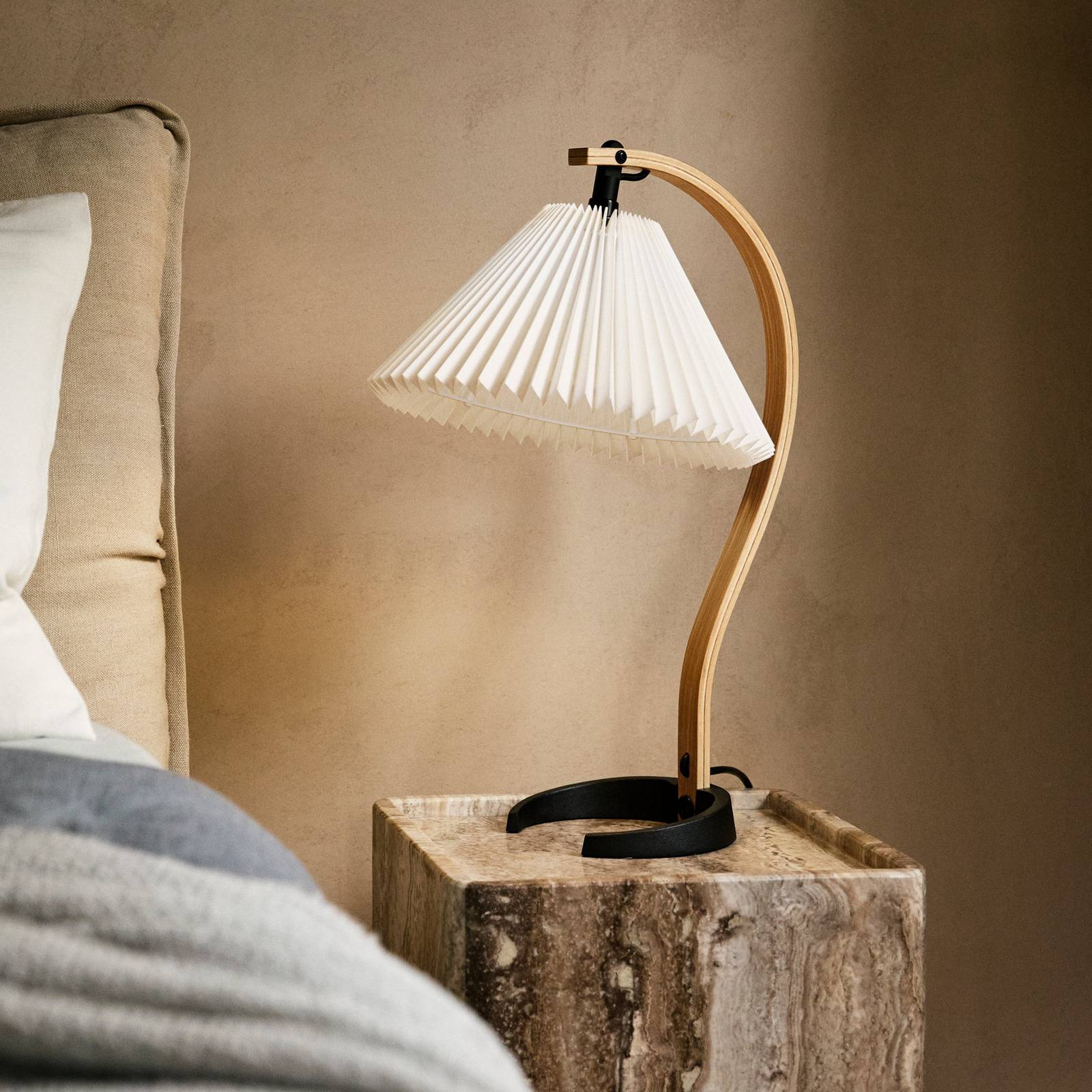 Gubi Tischleuchte Timberline, holz/weiß, Leinen, H 50 cm günstig online kaufen