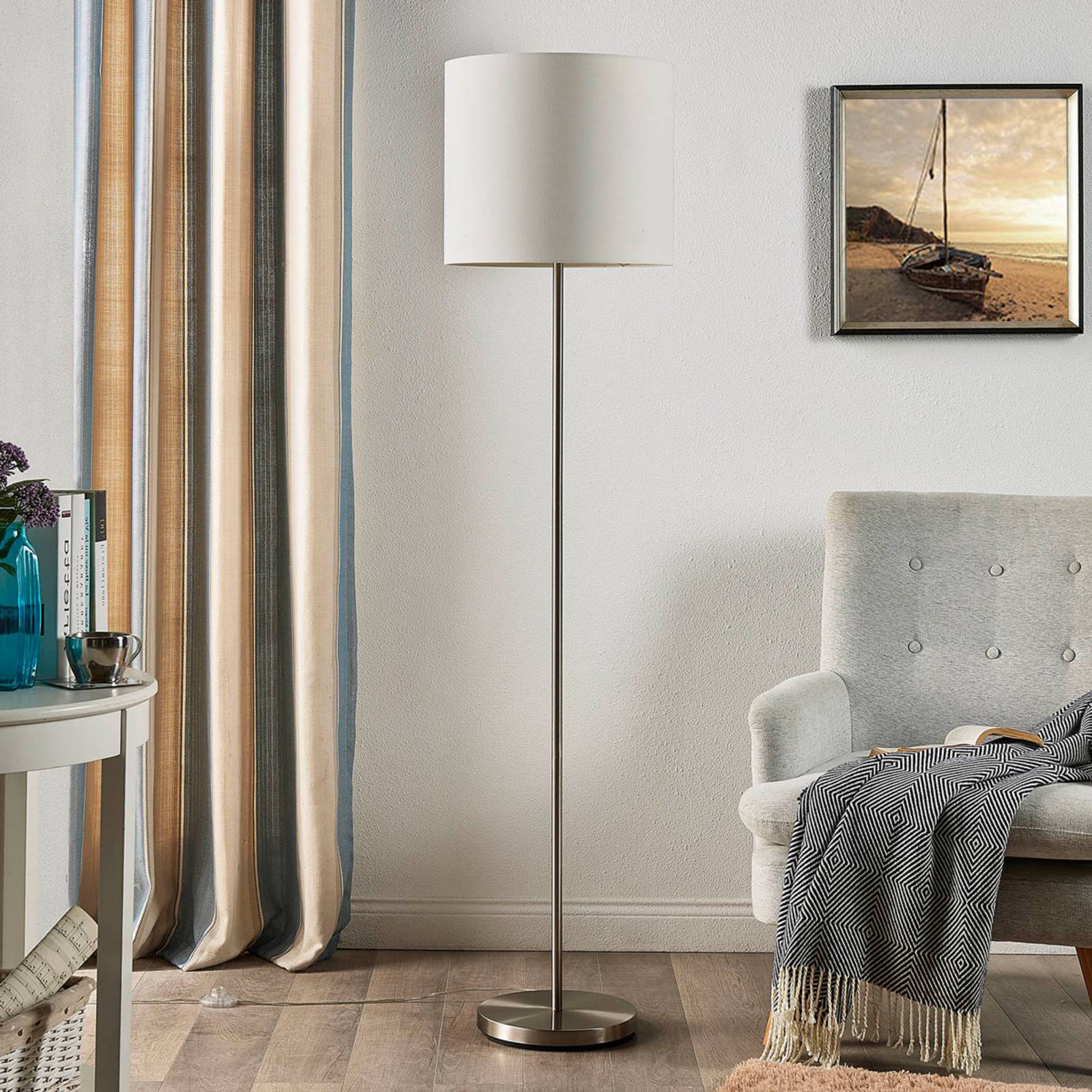 Parsa - Stehlampe mit Textilschirm in Weiß günstig online kaufen