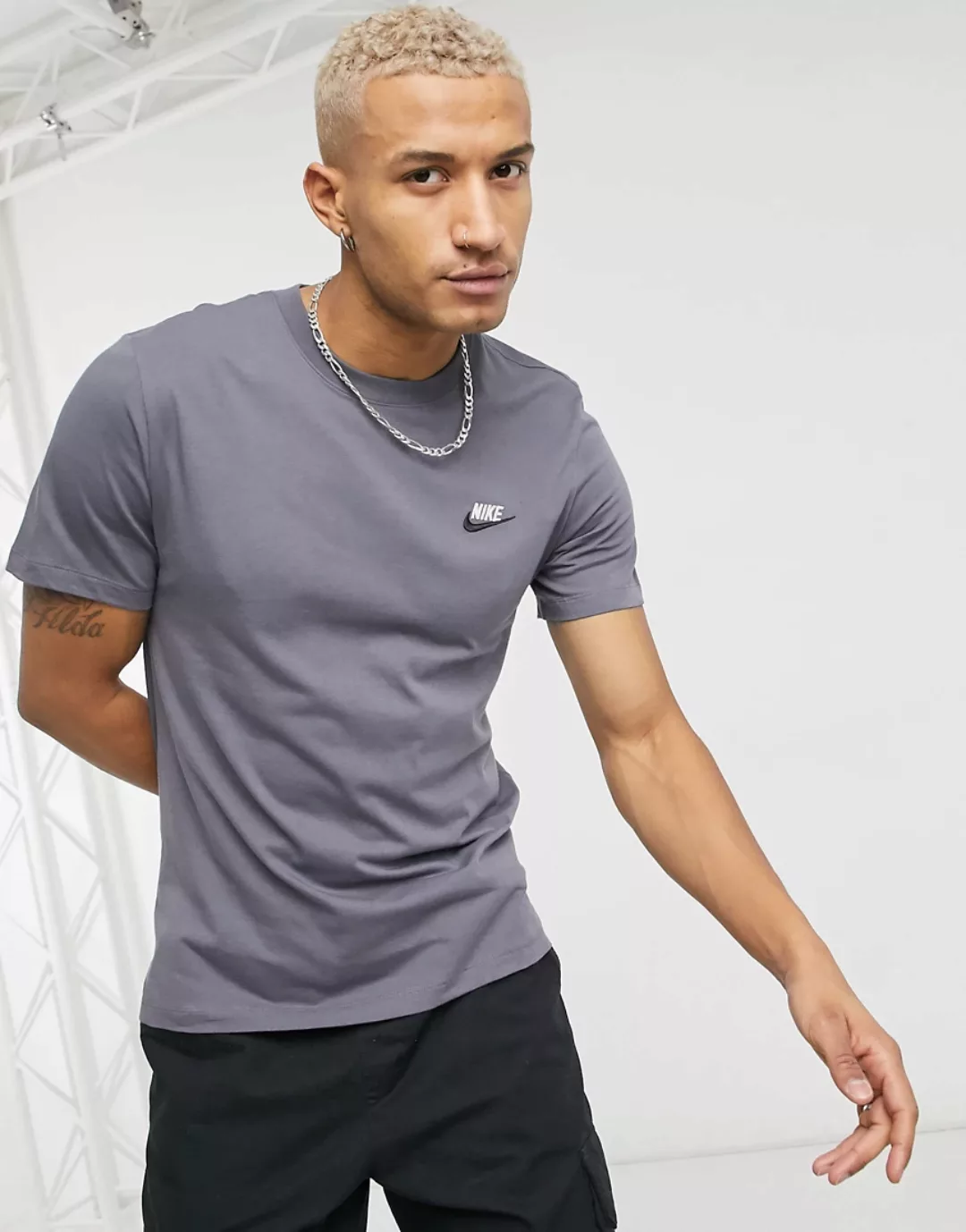 Nike – Graues T-Shirt mit kleinem Logo günstig online kaufen