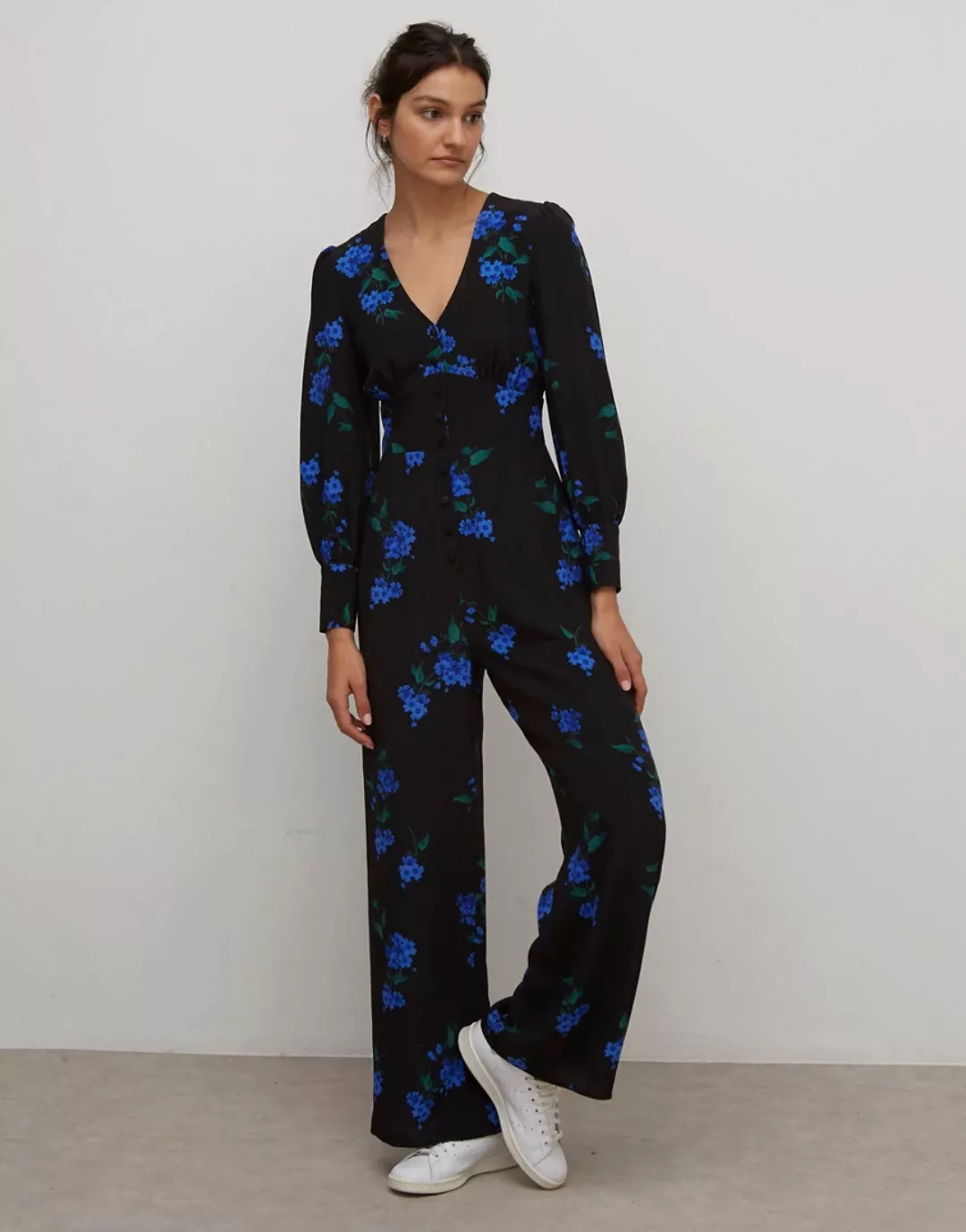 Nobody's Child – Vorn geknöpfter Freizeit-Jumpsuit mit tiefblauem Blumenmus günstig online kaufen