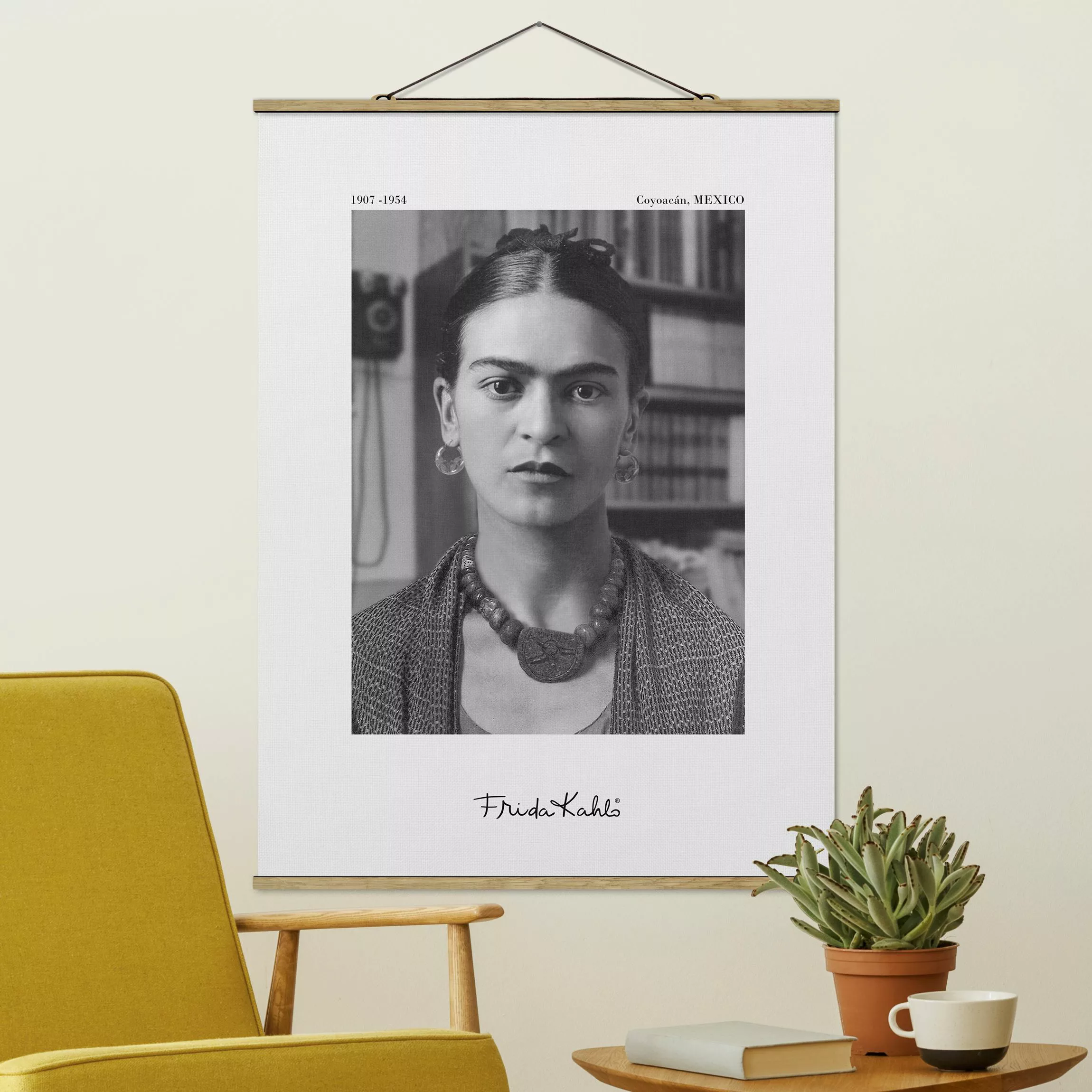 Stoffbild mit Posterleisten Frida Kahlo Foto Portrait im Haus günstig online kaufen