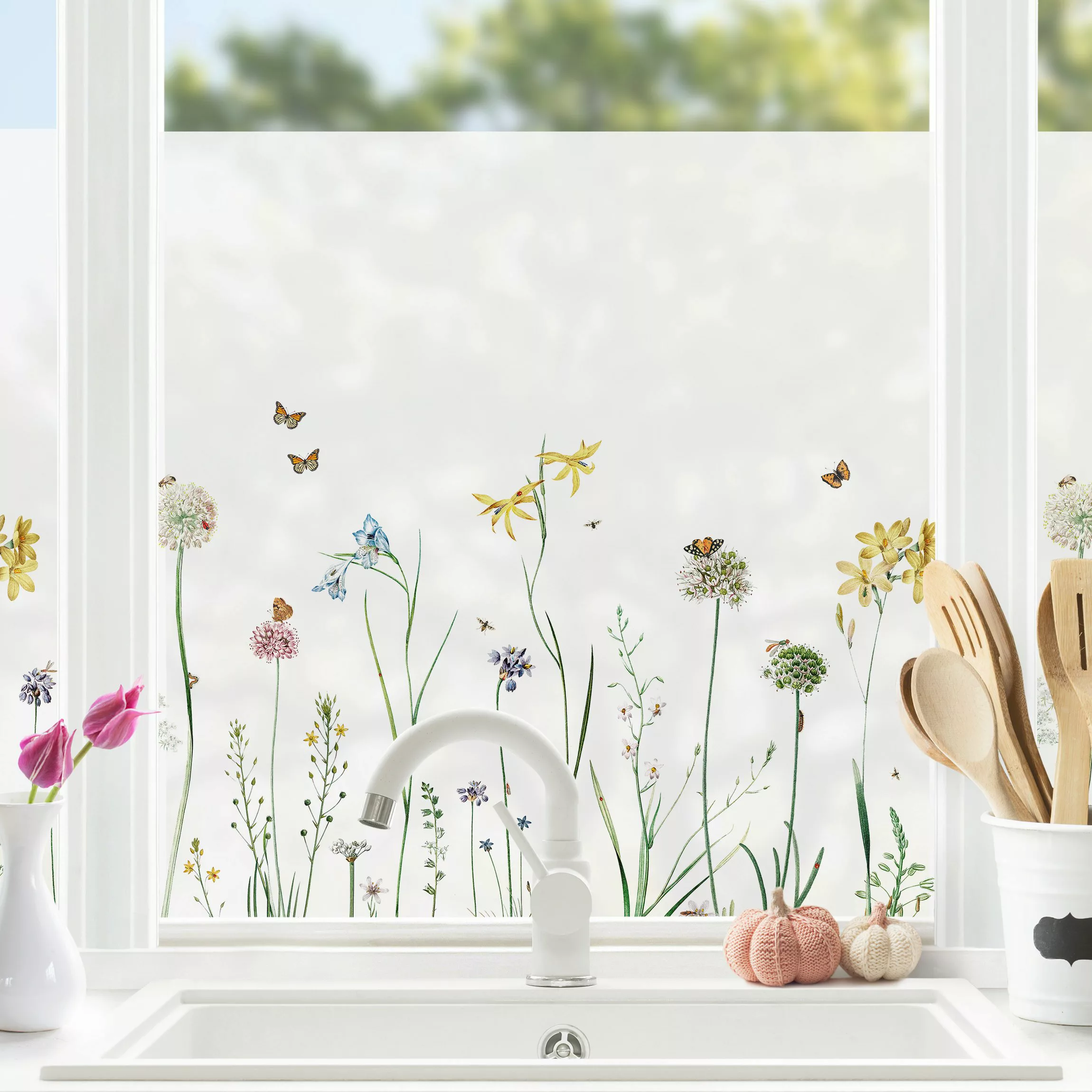 Fensterfolie Tanzende Schmetterlinge auf Wildblumen günstig online kaufen