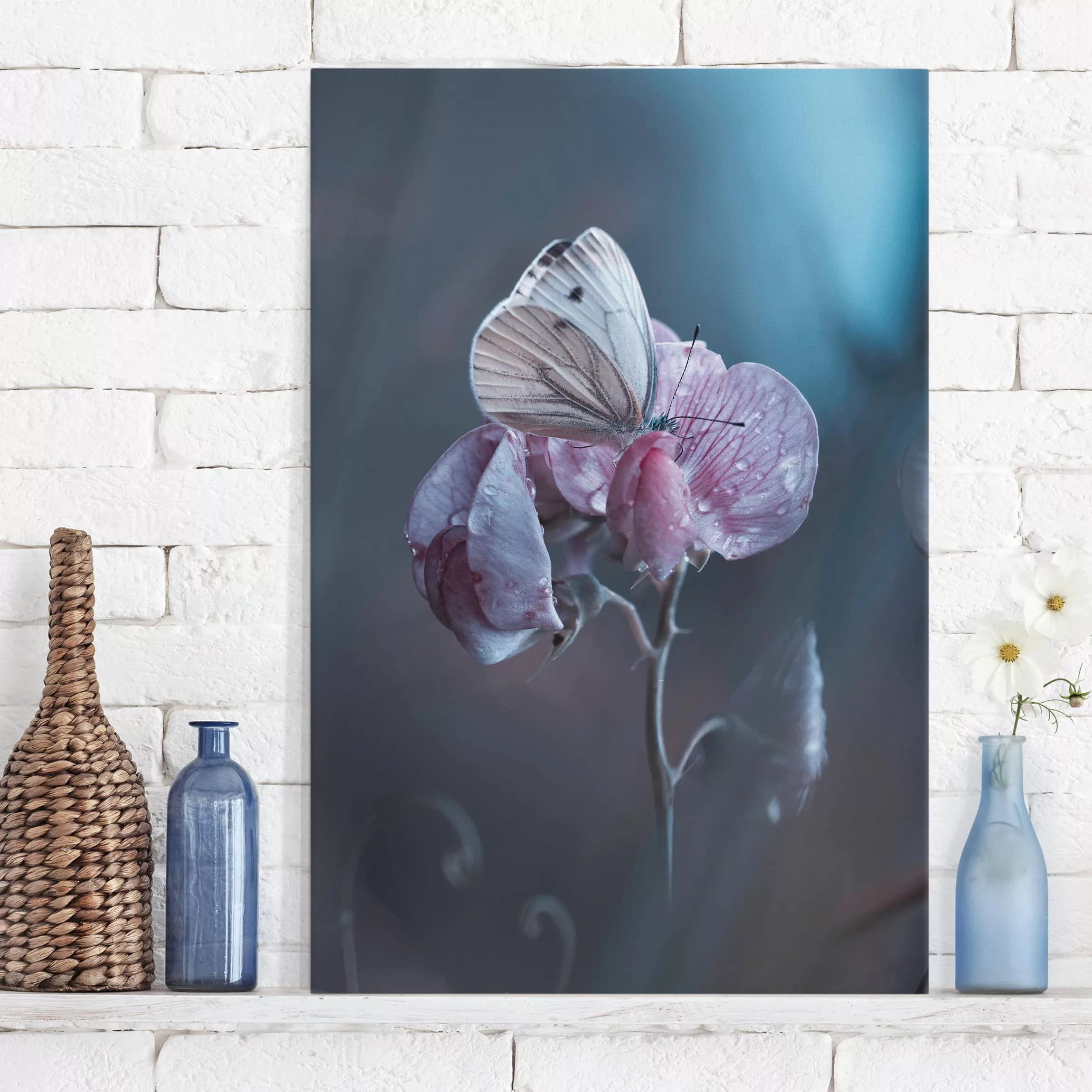 Leinwandbild Blumen - Hochformat Schmetterling im Regen günstig online kaufen