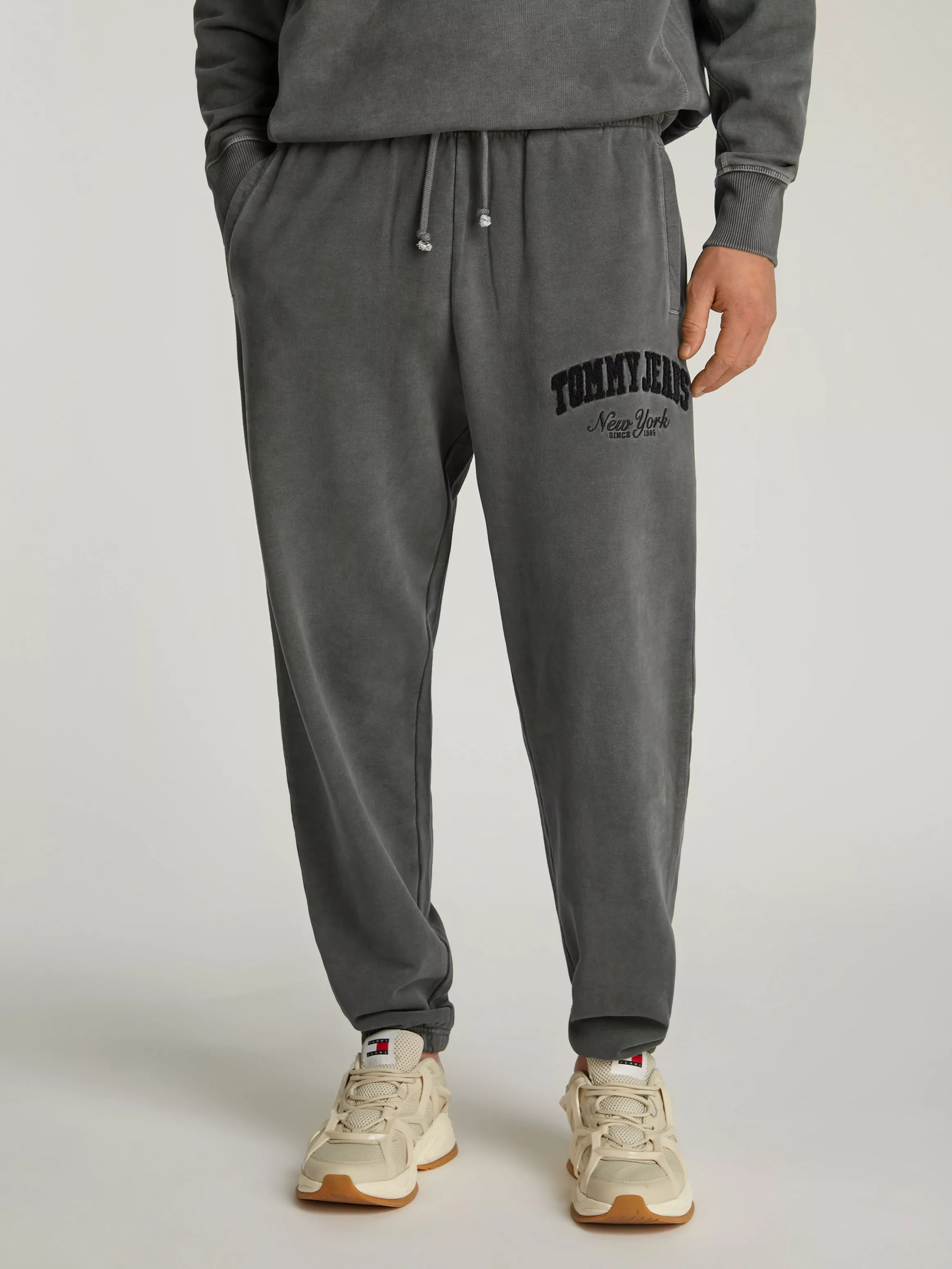 Tommy Jeans Jogginghose "TJM RLX VINTAGE VARSITY JOGGER", mit Logostickerei günstig online kaufen