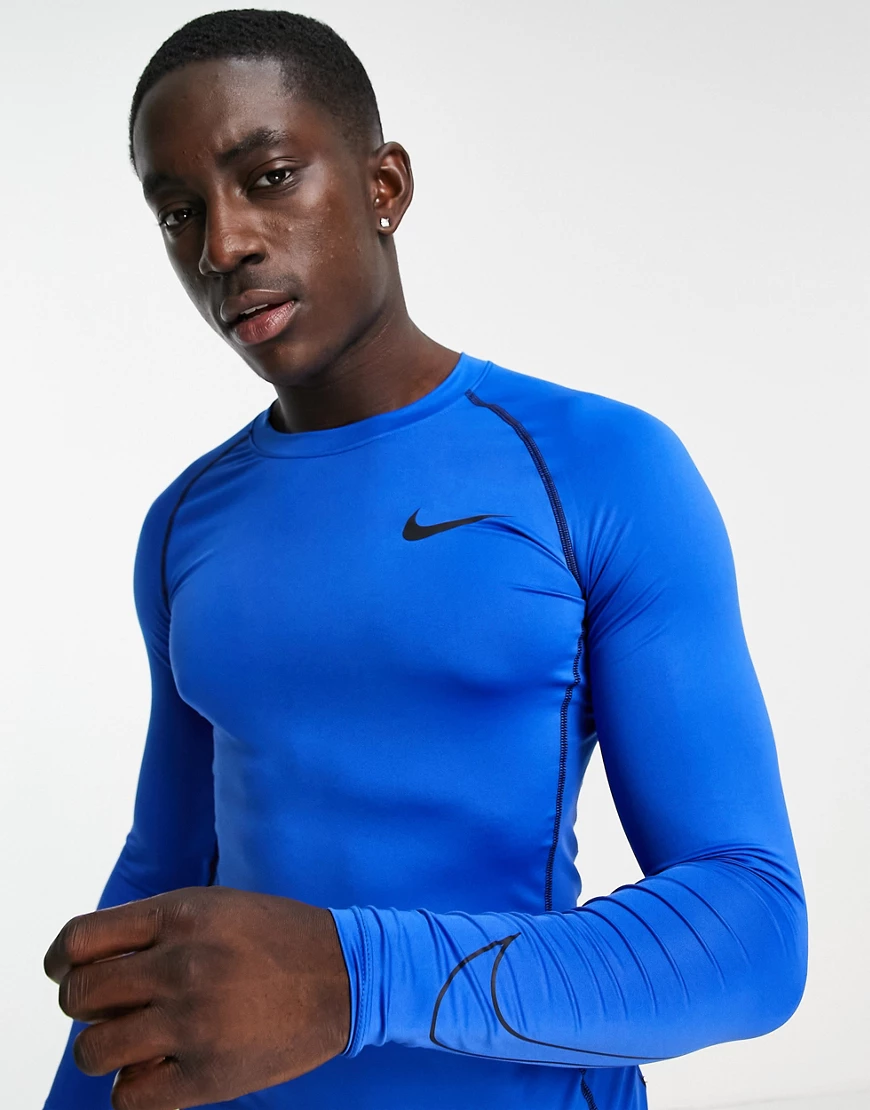 Nike – Pro Training – Langärmliges, leichtes Oberteil in Blau günstig online kaufen