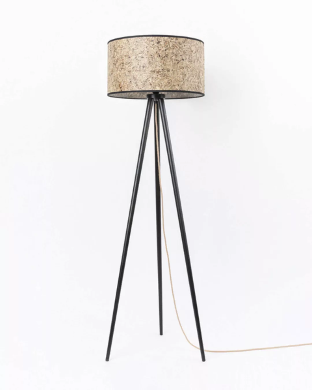 Moderne Stehlampe Aus Holz Mit Lampenschirm Aus Purem Heu günstig online kaufen