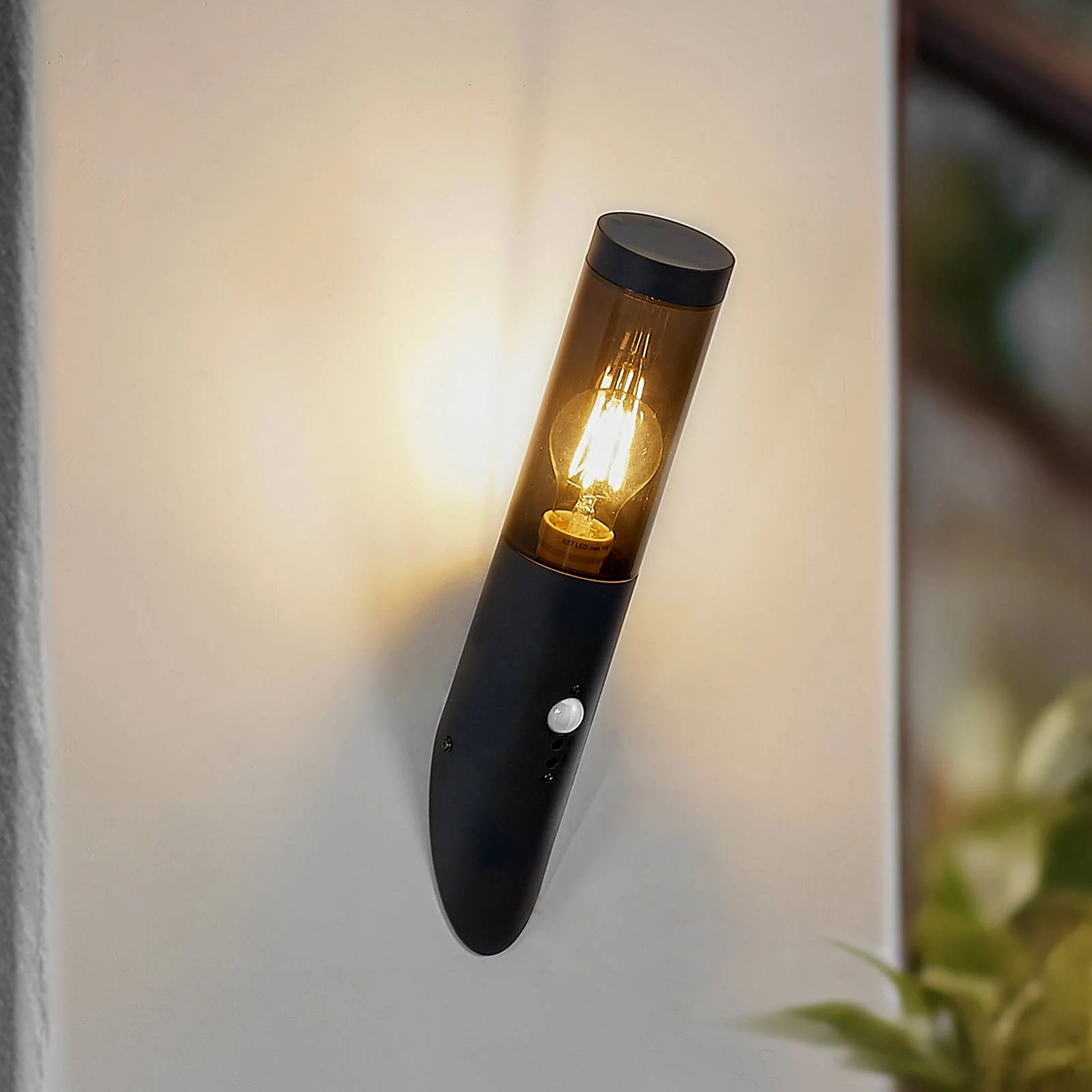Lindby Außenwandleuchte Statius, anthrazit, Eisen, Sensor günstig online kaufen