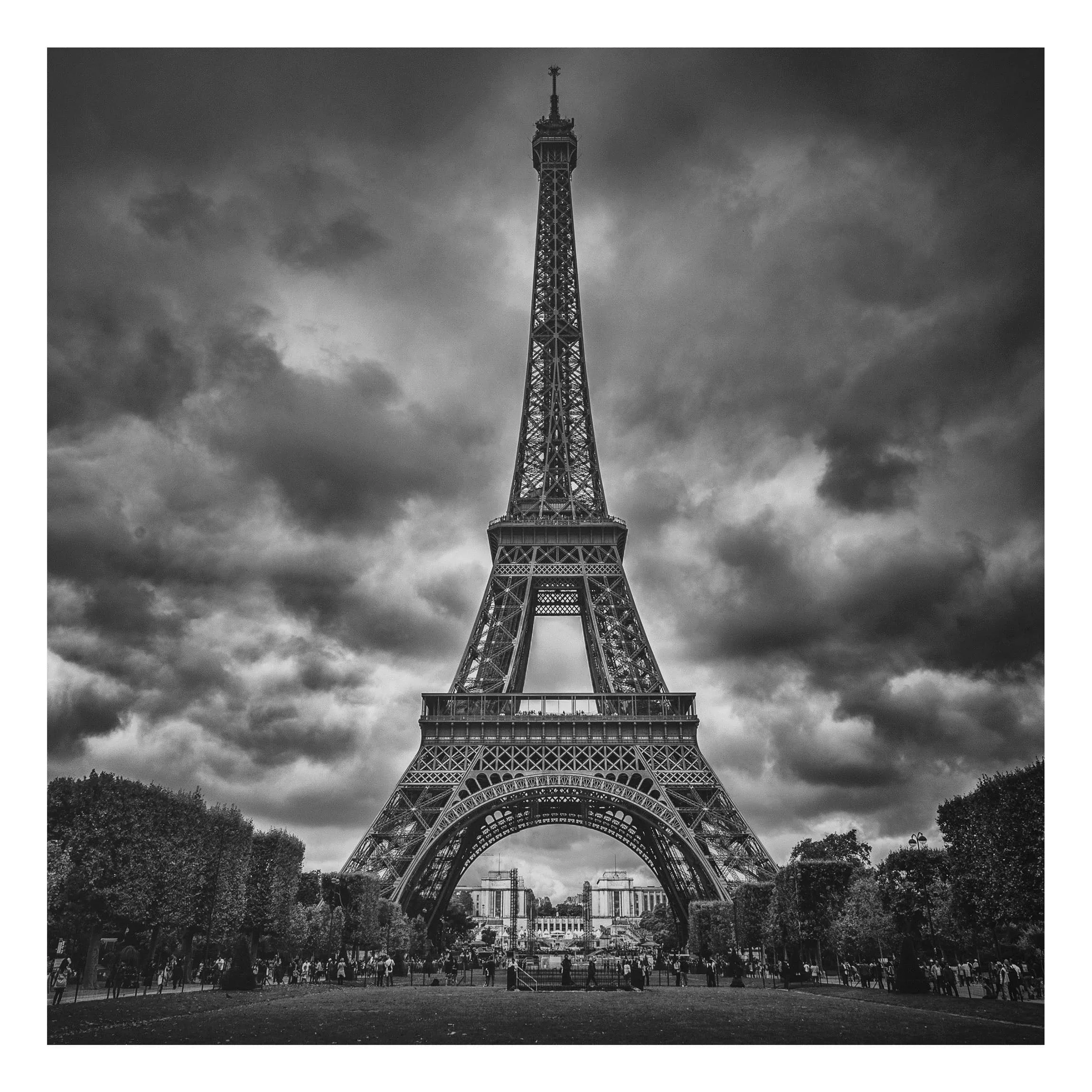 Alu-Dibond Bild Schwarz-Weiß - Quadrat Eiffelturm vor Wolken schwarz-weiß günstig online kaufen