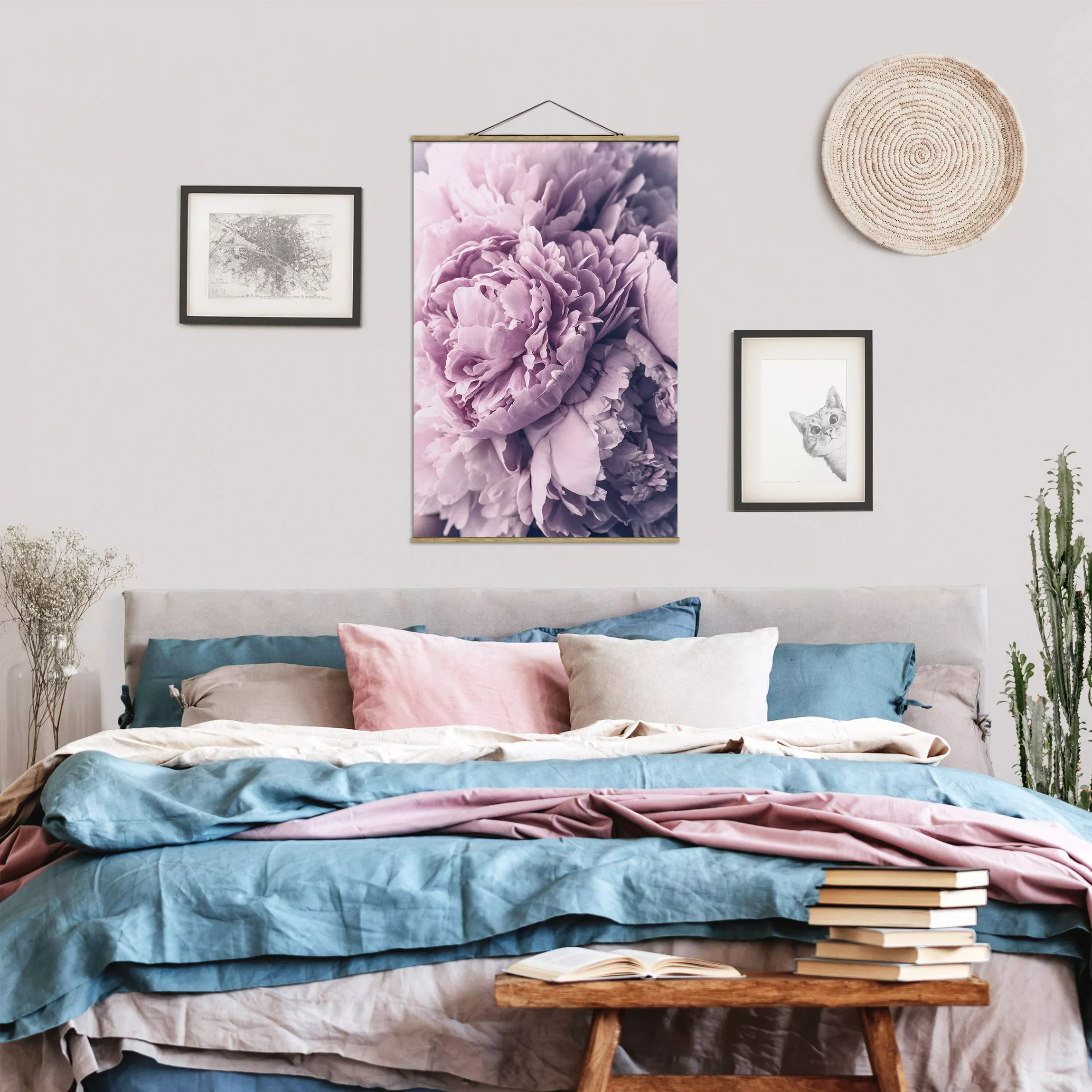 Stoffbild Blumen mit Posterleisten - Hochformat Lila Pfingstrosenblüten günstig online kaufen