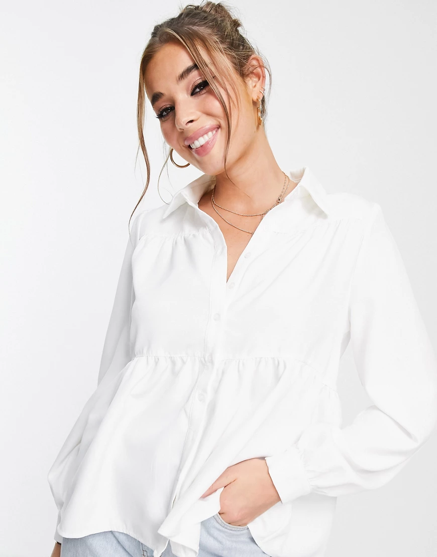 In The Style x Jac Jossa – Bluse in Weiß mit Schößchensaum günstig online kaufen